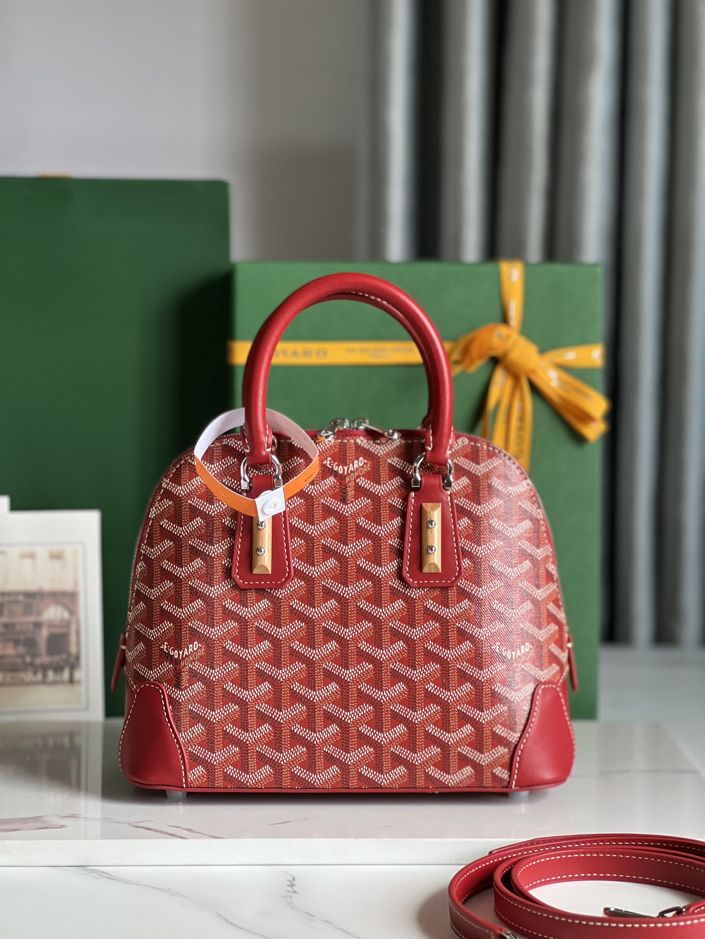 P1560 Bolso Goyard Vendôme Marrón Concha ™️Heredando el estilo y la artesanía únicos de la marca: correa de hombro desmontable, detalles de madera incrustada, esquinas de cuero, cremallera grande, forro amarillo y su distintiva forma de concha para una muestra más moderna y sofisticada de suavidad y ligereza femeninas 🉑️Shoulder carry🉑️Hand carry👇🏻👇🏻Tamaño: longitud inferior 23 cm*altura 18,5 cm*anchura inferior 10 cm