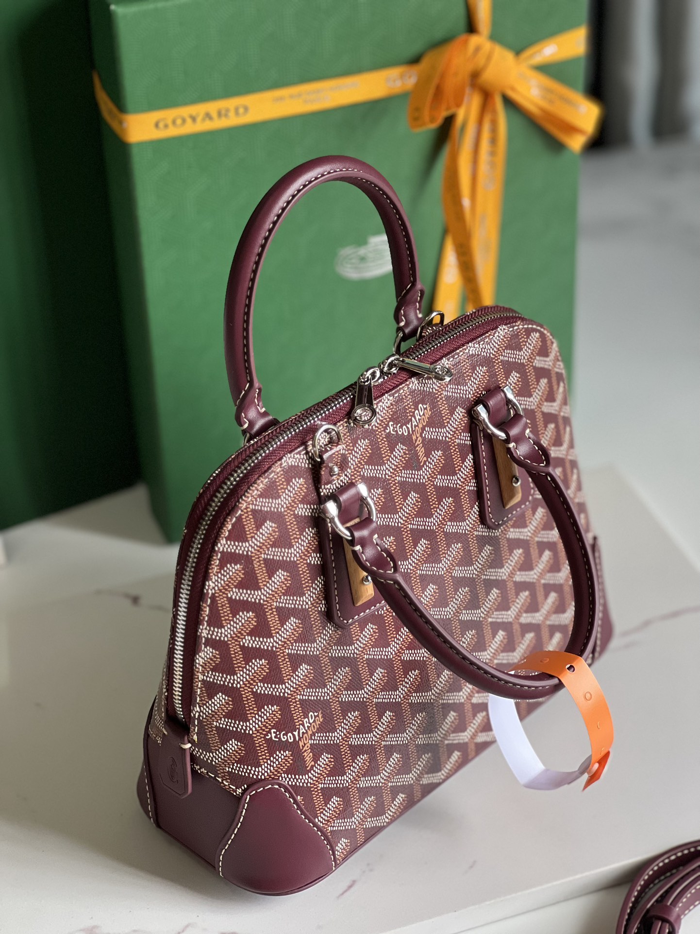 P1560 Goyard Vendôme Brown Shell Bag ™️Inheriting the brand's unique craftsmanship and technology: detachable shoulder strap, embedded wood details, leather corners, large zipper, yellow lining and its unique shell shape is more modern and sophisticated to show women's softness and lightness of gesture 🉑️Shoulder carry 🉑️Hand carry 👇🏻👇🏻Size: bottom length 23cm*height 18.5cm*bottom width 10cm