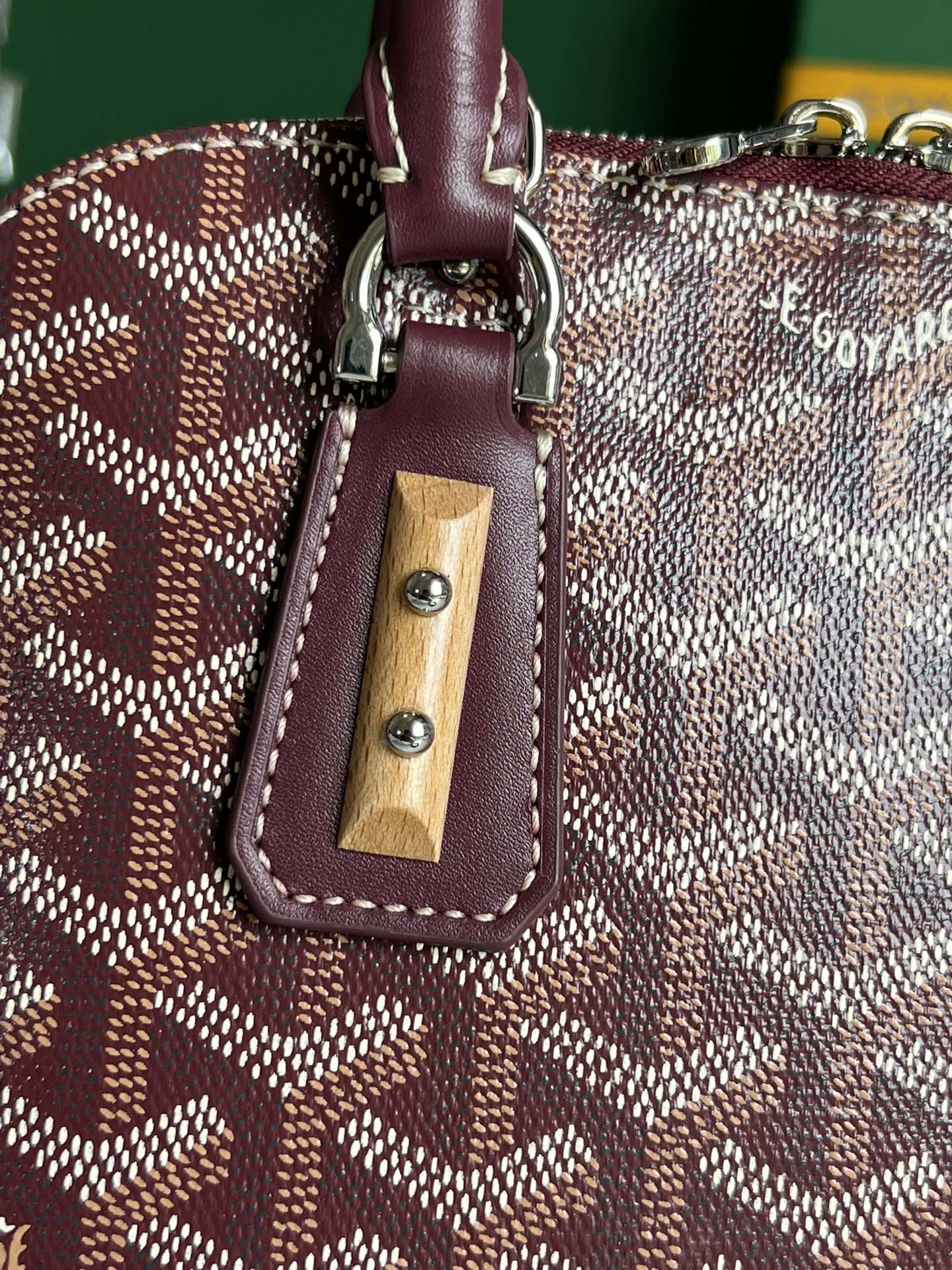 P1560 Goyard Vendôme Brown Shell Bag ™️Inheriting the brand's unique craftsmanship and technology: detachable shoulder strap, embedded wood details, leather corners, large zipper, yellow lining and its unique shell shape is more modern and sophisticated to show women's softness and lightness of gesture 🉑️Shoulder carry 🉑️Hand carry 👇🏻👇🏻Size: bottom length 23cm*height 18.5cm*bottom width 10cm