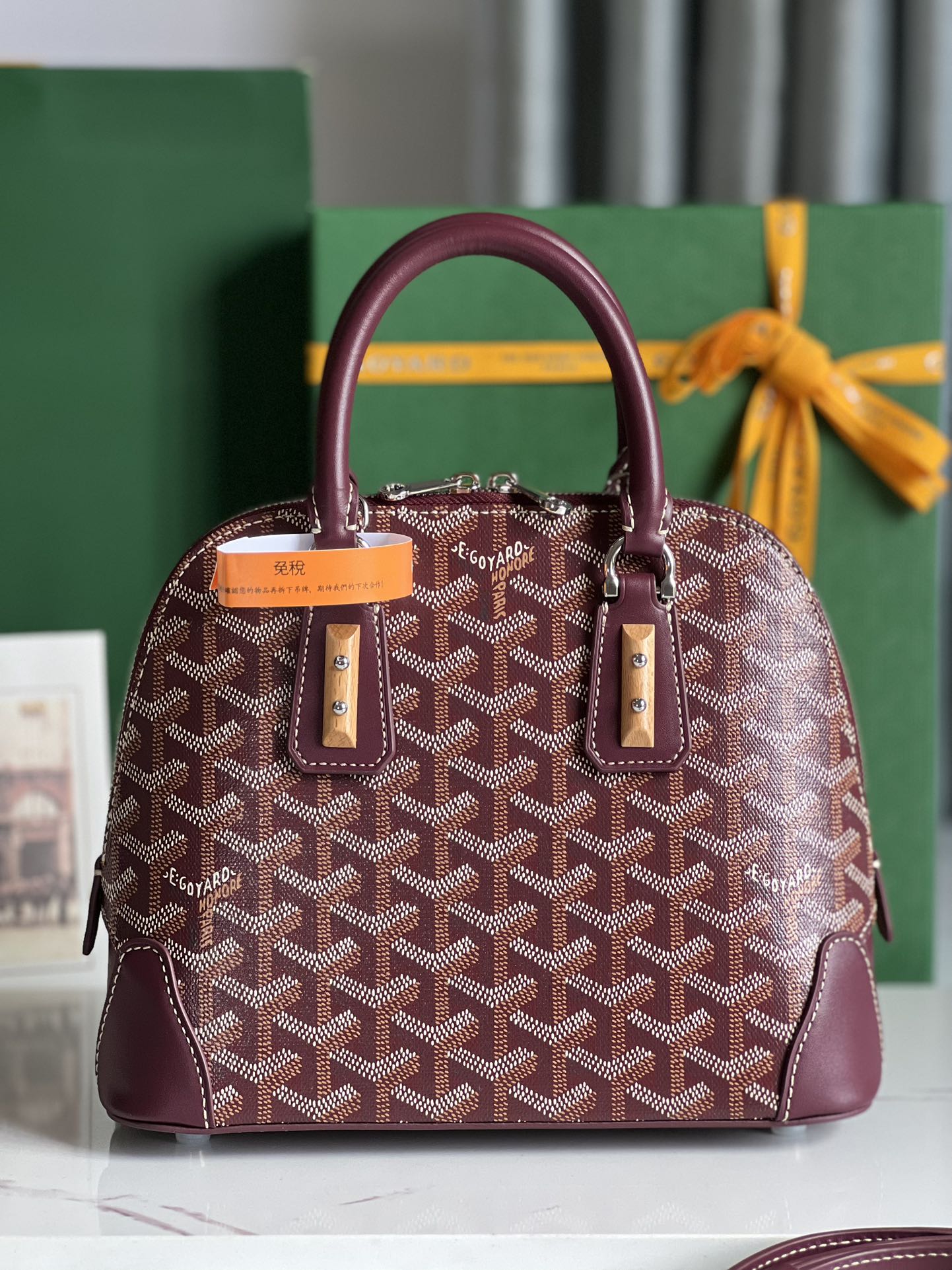 P1560 Goyard Vendôme Brown Shell Bag ™️Inheriting the brand's unique craftsmanship and technology: detachable shoulder strap, embedded wood details, leather corners, large zipper, yellow lining and its unique shell shape is more modern and sophisticated to show women's softness and lightness of gesture 🉑️Shoulder carry 🉑️Hand carry 👇🏻👇🏻Size: bottom length 23cm*height 18.5cm*bottom width 10cm