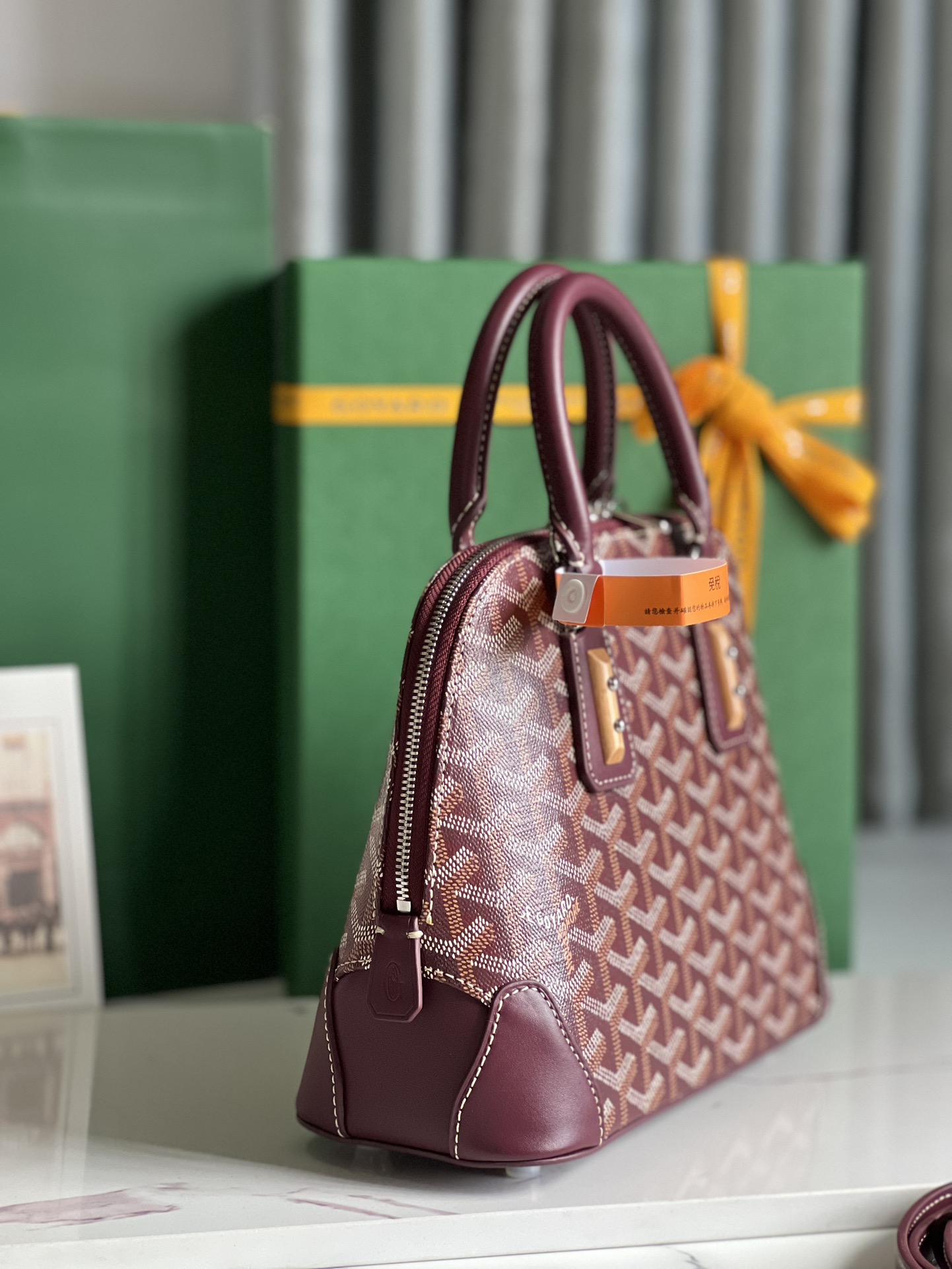 P1560 Goyard Vendôme Brown Shell Bag ™️Inheriting the brand's unique craftsmanship and technology: detachable shoulder strap, embedded wood details, leather corners, large zipper, yellow lining and its unique shell shape is more modern and sophisticated to show women's softness and lightness of gesture 🉑️Shoulder carry 🉑️Hand carry 👇🏻👇🏻Size: bottom length 23cm*height 18.5cm*bottom width 10cm