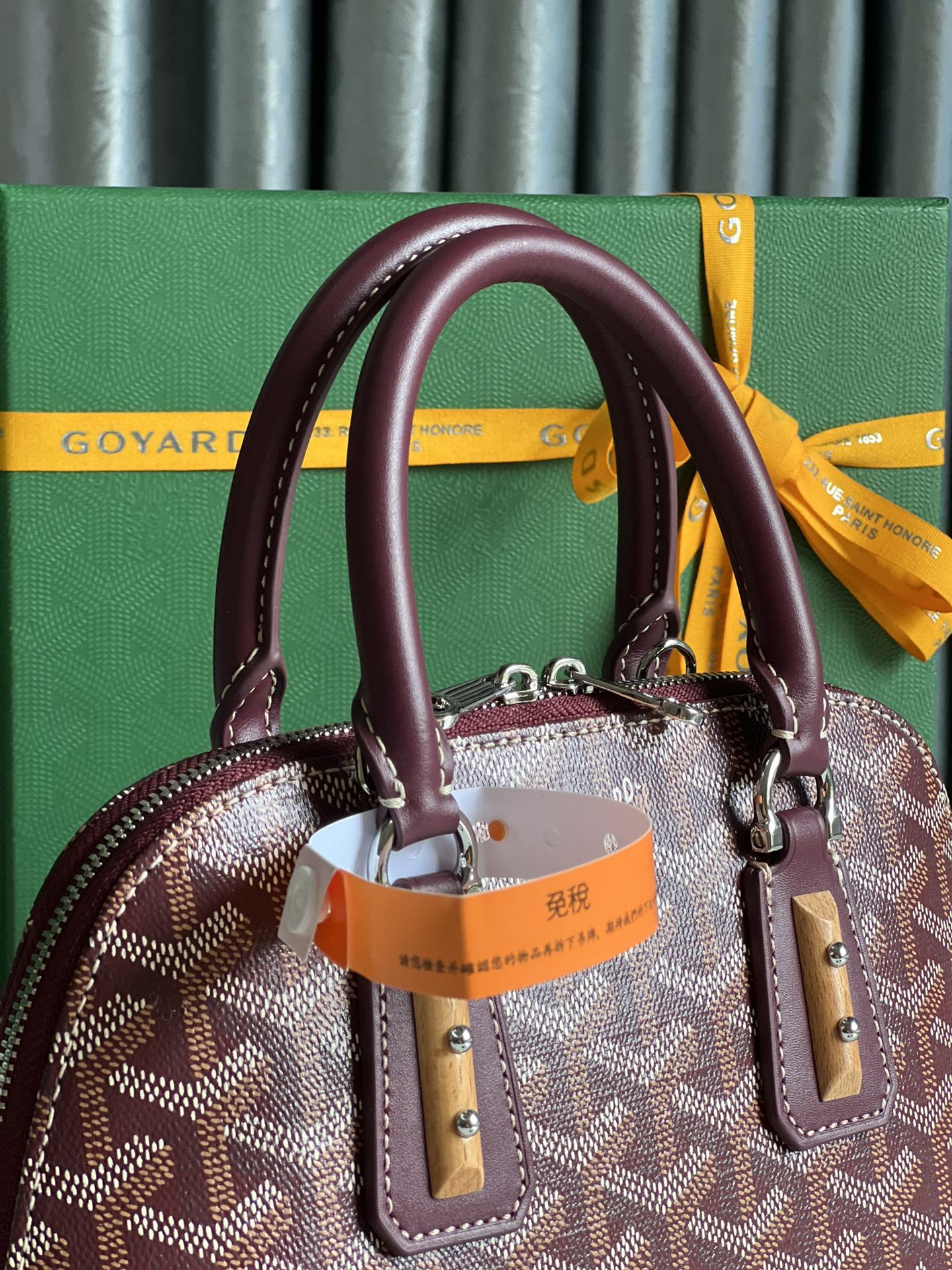 图片[6]-P1560 Goyard Vendôme酒红色贝壳包™️
传承了品牌独一无二的工艺风格和精湛技术：可拆卸肩带、嵌入式木质细节、皮革包角、大拉链、黄色衬里及其独特的贝壳形状更具现代感和精致度展现女性柔美与轻盈的姿态🉑️肩背🉑️手拎👇🏻👇🏻
尺寸Size：底长23cm*高18.5cm*底宽10cm-高仿包包