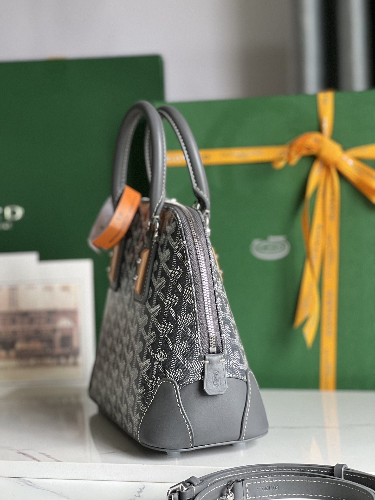 P1560 Saco em concha castanho Goyard Vendôme ™️Herdando o estilo único e artesanal da marca: alça de ombro amovível, detalhes em madeira embutidos, cantos em pele, fecho de correr grande, forro amarelo e a sua forma de concha caraterística para uma demonstração mais moderna e sofisticada de suavidade e leveza femininas 🉑️Shoulder carry🉑️Hand carry👇🏻👇🏻Tamanho: comprimento do fundo 23cm*altura 18,5cm*largura do fundo 10cm