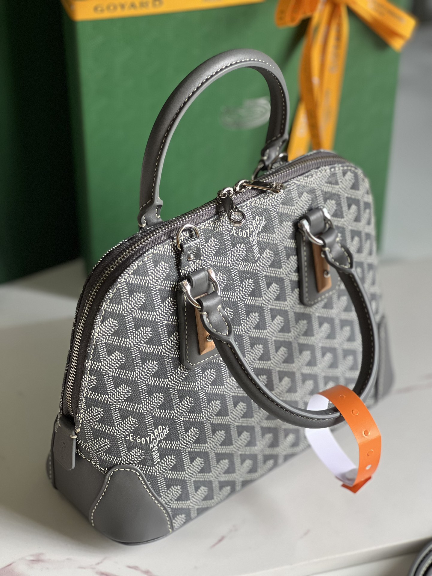 P1560 Bolso Goyard Vendôme Marrón Concha ™️Heredando el estilo y la artesanía únicos de la marca: correa de hombro desmontable, detalles de madera incrustada, esquinas de cuero, cremallera grande, forro amarillo y su distintiva forma de concha para una muestra más moderna y sofisticada de suavidad y ligereza femeninas 🉑️Shoulder carry🉑️Hand carry👇🏻👇🏻Tamaño: longitud inferior 23 cm*altura 18,5 cm*anchura inferior 10 cm