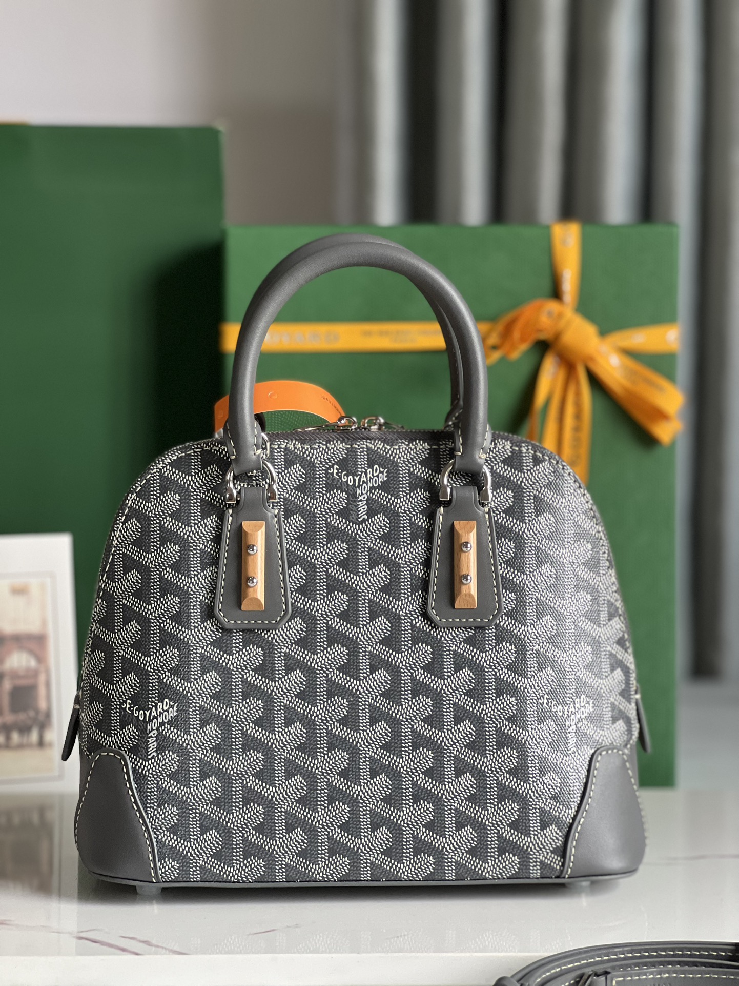 P1560 Saco em concha castanho Goyard Vendôme ™️Herdando o estilo único e artesanal da marca: alça de ombro amovível, detalhes em madeira embutidos, cantos em pele, fecho de correr grande, forro amarelo e a sua forma de concha caraterística para uma demonstração mais moderna e sofisticada de suavidade e leveza femininas 🉑️Shoulder carry🉑️Hand carry👇🏻👇🏻Tamanho: comprimento do fundo 23cm*altura 18,5cm*largura do fundo 10cm