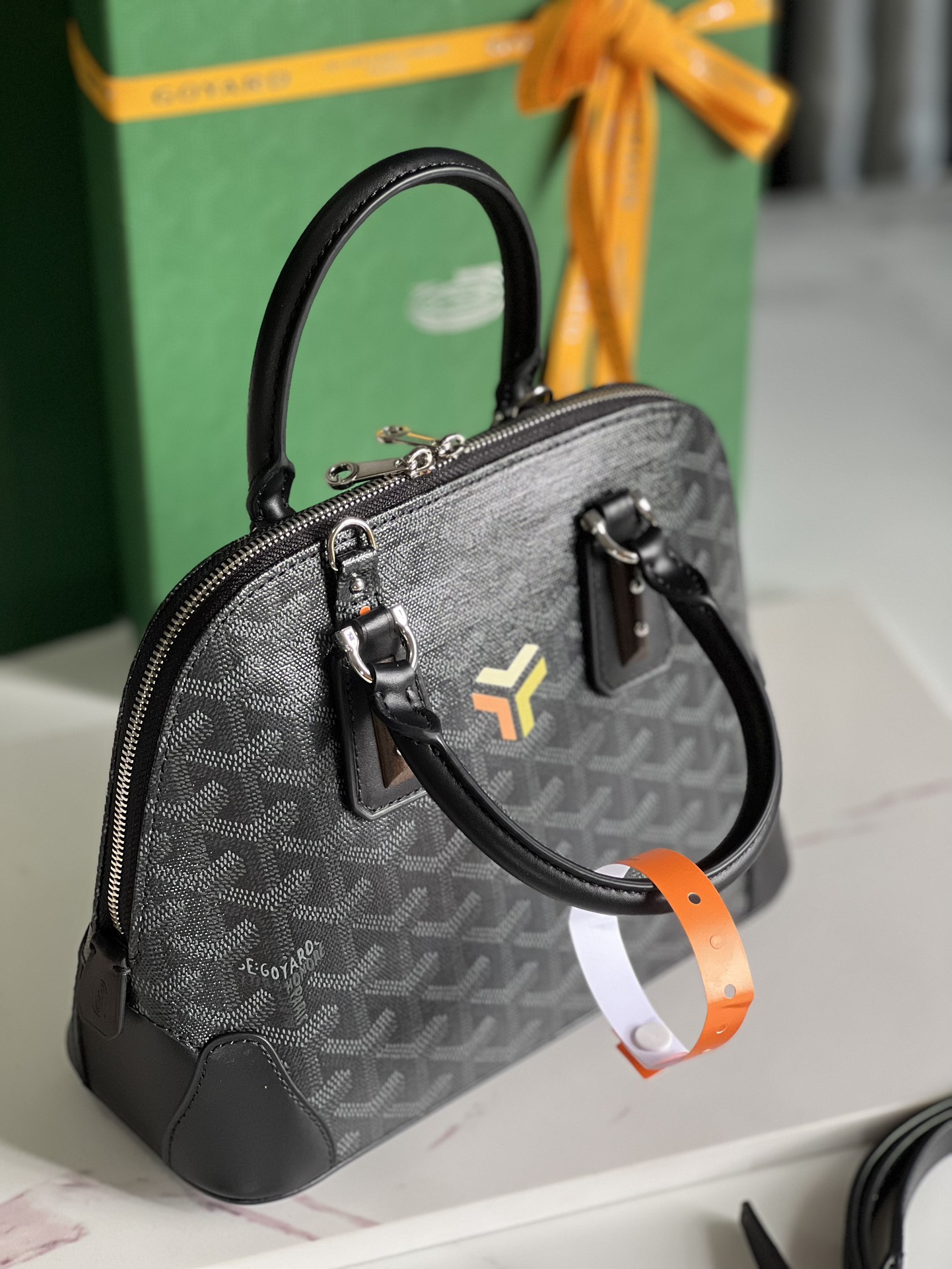 图片[5]-P1560 Goyard Vendôme黑暗彩绘贝壳包™️
传承了品牌独一无二的工艺风格和精湛技术：可拆卸肩带、嵌入式木质细节、皮革包角、大拉链、黄色衬里及其独特的贝壳形状更具现代感和精致度展现女性柔美与轻盈的姿态🉑️肩背🉑️手拎👇🏻👇🏻
尺寸Size：底长23cm*高18.5cm*底宽10cm-高仿包包