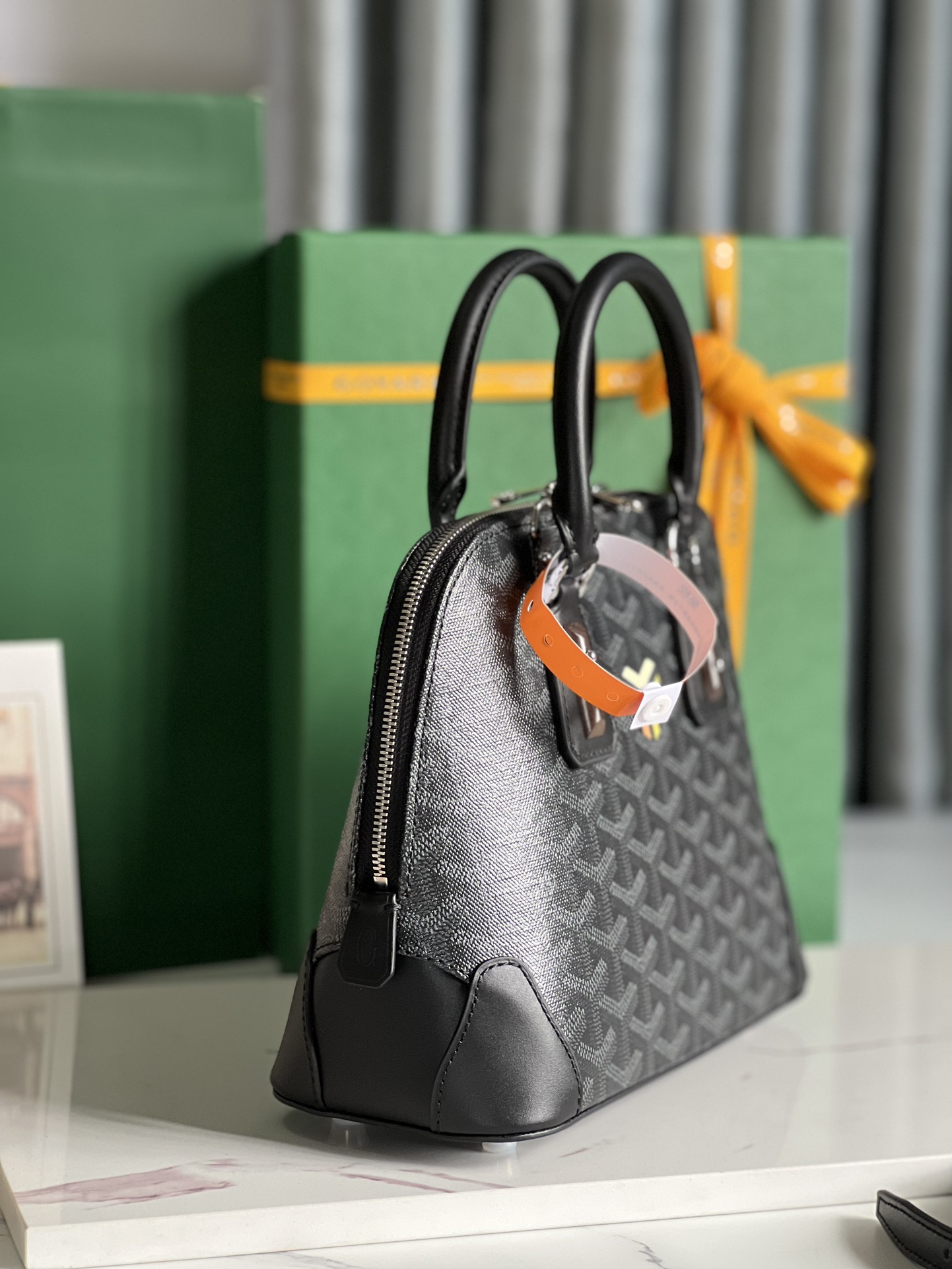 图片[2]-P1560 Goyard Vendôme黑暗彩绘贝壳包™️
传承了品牌独一无二的工艺风格和精湛技术：可拆卸肩带、嵌入式木质细节、皮革包角、大拉链、黄色衬里及其独特的贝壳形状更具现代感和精致度展现女性柔美与轻盈的姿态🉑️肩背🉑️手拎👇🏻👇🏻
尺寸Size：底长23cm*高18.5cm*底宽10cm-高仿包包