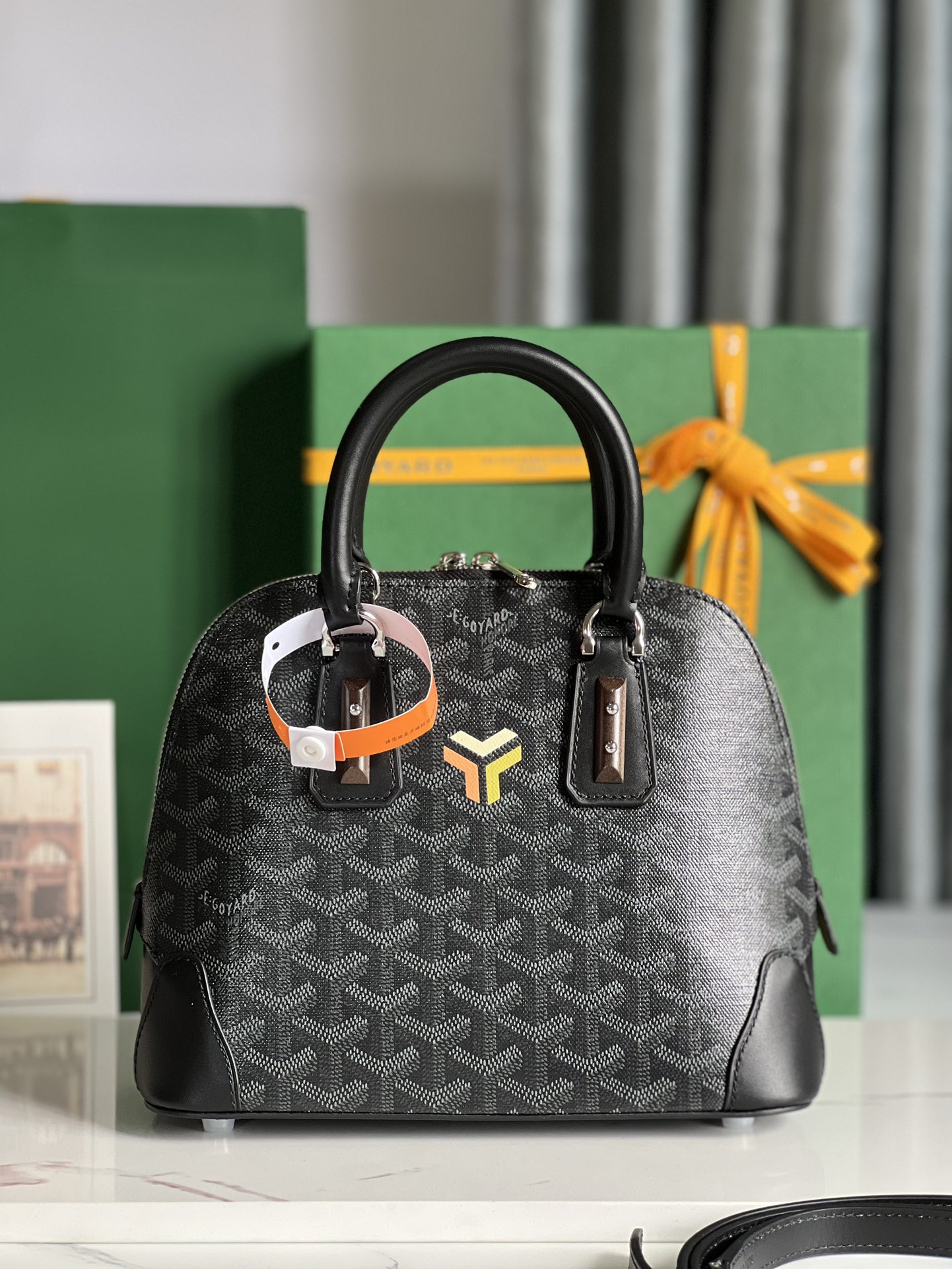 P1560 Goyard Vendôme黑暗彩绘贝壳包™️
传承了品牌独一无二的工艺风格和精湛技术：可拆卸肩带、嵌入式木质细节、皮革包角、大拉链、黄色衬里及其独特的贝壳形状更具现代感和精致度展现女性柔美与轻盈的姿态🉑️肩背🉑️手拎👇🏻👇🏻
尺寸Size：底长23cm*高18.5cm*底宽10cm-高仿包包