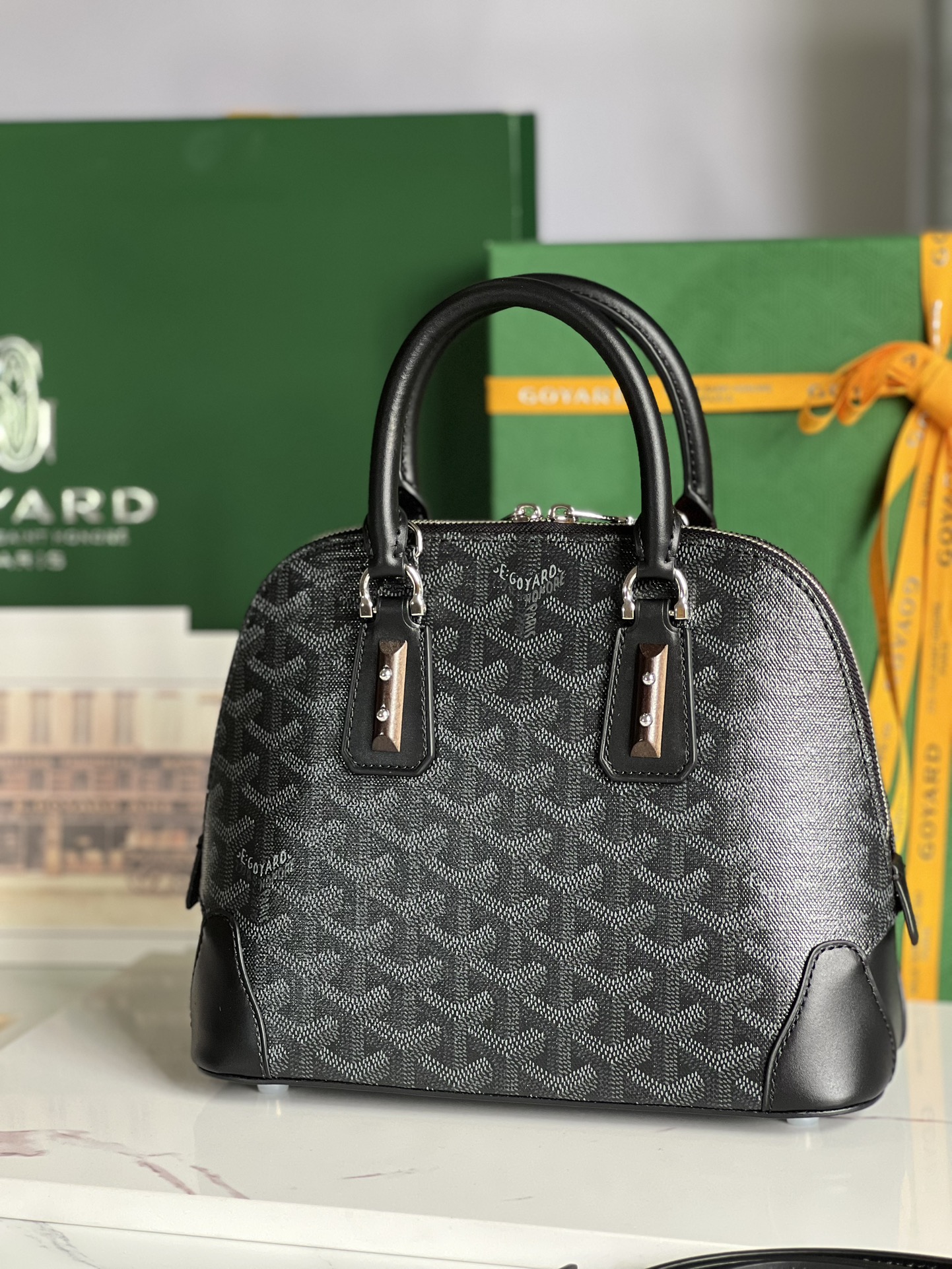 图片[4]-P1560 Goyard Vendôme黑暗彩绘贝壳包™️
传承了品牌独一无二的工艺风格和精湛技术：可拆卸肩带、嵌入式木质细节、皮革包角、大拉链、黄色衬里及其独特的贝壳形状更具现代感和精致度展现女性柔美与轻盈的姿态🉑️肩背🉑️手拎👇🏻👇🏻
尺寸Size：底长23cm*高18.5cm*底宽10cm-高仿包包