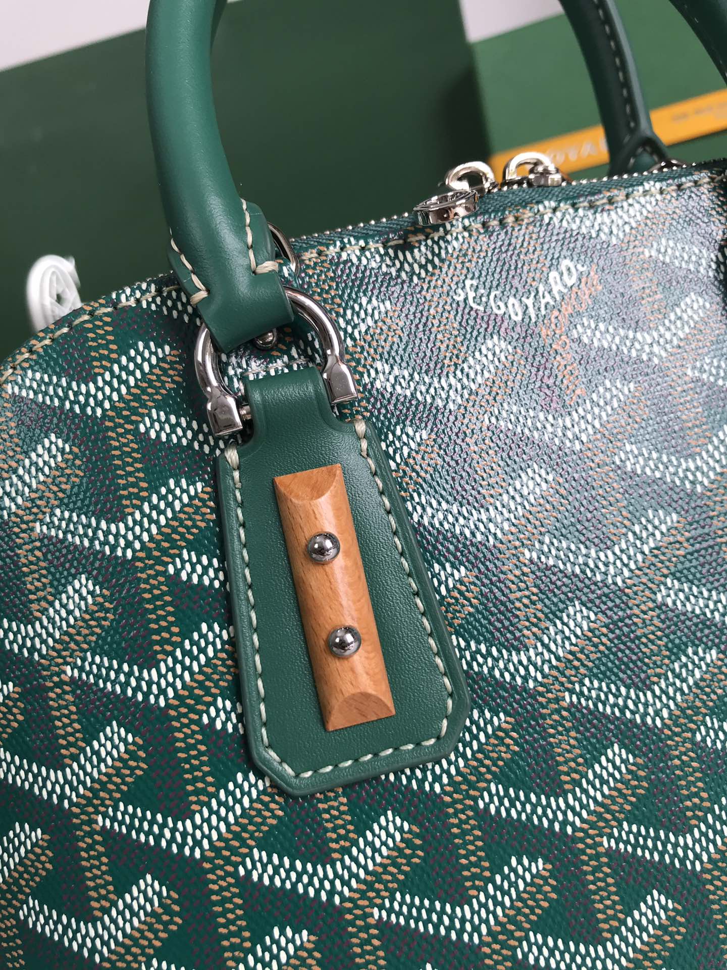 P1560 Goyard Vendôme Marron Sac Coquille ™️Héritant du style et du savoir-faire unique de la marque : bandoulière amovible, détails en bois incrustés, coins en cuir, grande fermeture éclair, doublure jaune et sa forme distinctive de coquillage pour une démonstration plus moderne et sophistiquée de douceur et de légèreté féminines 🉑️Shoulder carry🉑️Hand carry👇🏻👇🏻Taille : longueur du bas 23cm*hauteur 18.5cm*largeur du bas 10cm