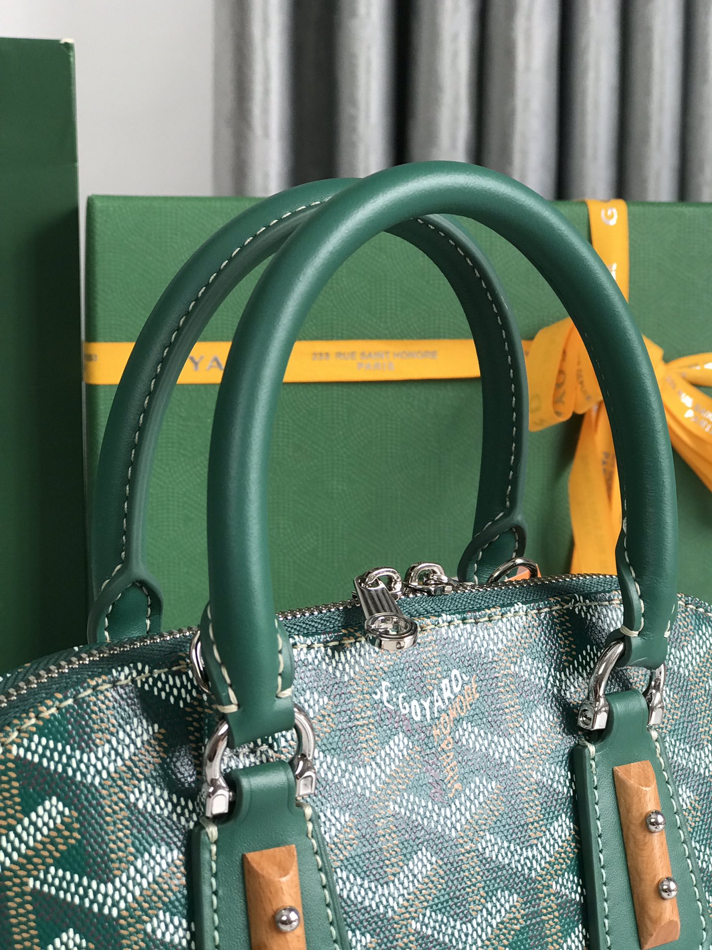 P1560 Bolso Goyard Vendôme Marrón Concha ™️Heredando el estilo y la artesanía únicos de la marca: correa de hombro desmontable, detalles de madera incrustada, esquinas de cuero, cremallera grande, forro amarillo y su distintiva forma de concha para una muestra más moderna y sofisticada de suavidad y ligereza femeninas 🉑️Shoulder carry🉑️Hand carry👇🏻👇🏻Tamaño: longitud inferior 23 cm*altura 18,5 cm*anchura inferior 10 cm