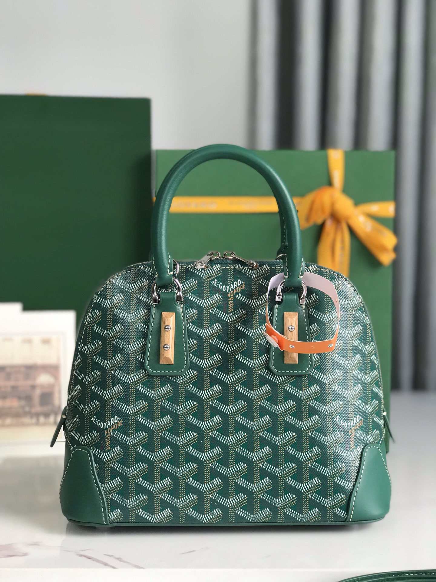 P1560 Bolso Goyard Vendôme Marrón Concha ™️Heredando el estilo y la artesanía únicos de la marca: correa de hombro desmontable, detalles de madera incrustada, esquinas de cuero, cremallera grande, forro amarillo y su distintiva forma de concha para una muestra más moderna y sofisticada de suavidad y ligereza femeninas 🉑️Shoulder carry🉑️Hand carry👇🏻👇🏻Tamaño: longitud inferior 23 cm*altura 18,5 cm*anchura inferior 10 cm