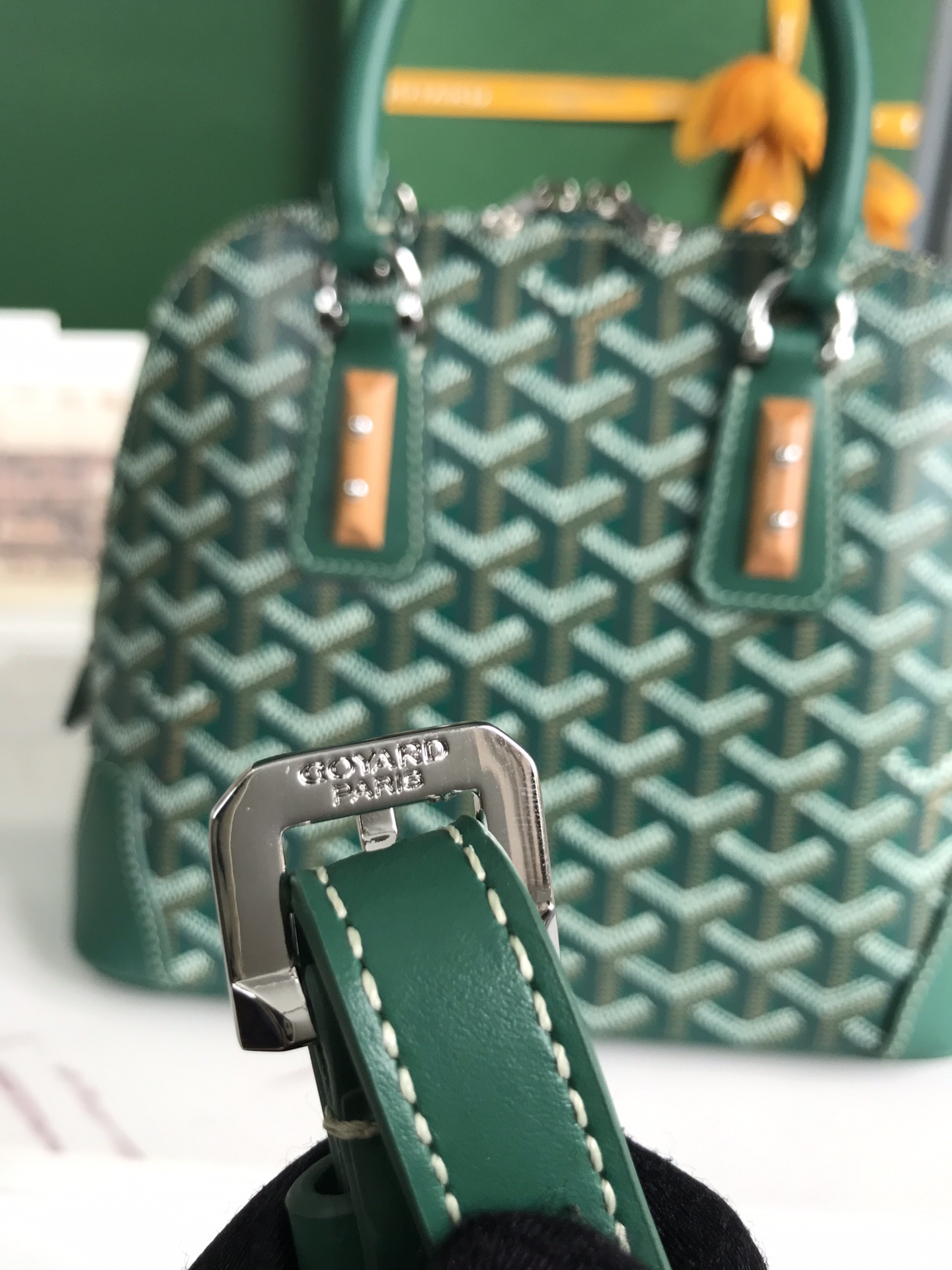 P1560 Bolso Goyard Vendôme Marrón Concha ™️Heredando el estilo y la artesanía únicos de la marca: correa de hombro desmontable, detalles de madera incrustada, esquinas de cuero, cremallera grande, forro amarillo y su distintiva forma de concha para una muestra más moderna y sofisticada de suavidad y ligereza femeninas 🉑️Shoulder carry🉑️Hand carry👇🏻👇🏻Tamaño: longitud inferior 23 cm*altura 18,5 cm*anchura inferior 10 cm