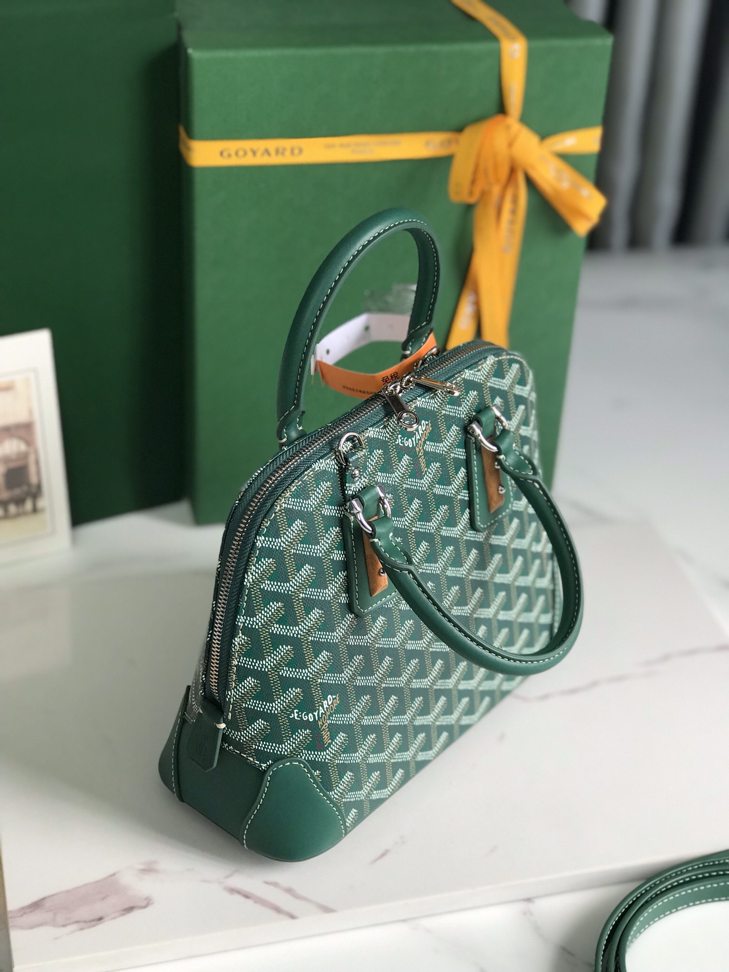 P1560 Goyard Vendôme Marron Sac Coquille ™️Héritant du style et du savoir-faire unique de la marque : bandoulière amovible, détails en bois incrustés, coins en cuir, grande fermeture éclair, doublure jaune et sa forme distinctive de coquillage pour une démonstration plus moderne et sophistiquée de douceur et de légèreté féminines 🉑️Shoulder carry🉑️Hand carry👇🏻👇🏻Taille : longueur du bas 23cm*hauteur 18.5cm*largeur du bas 10cm