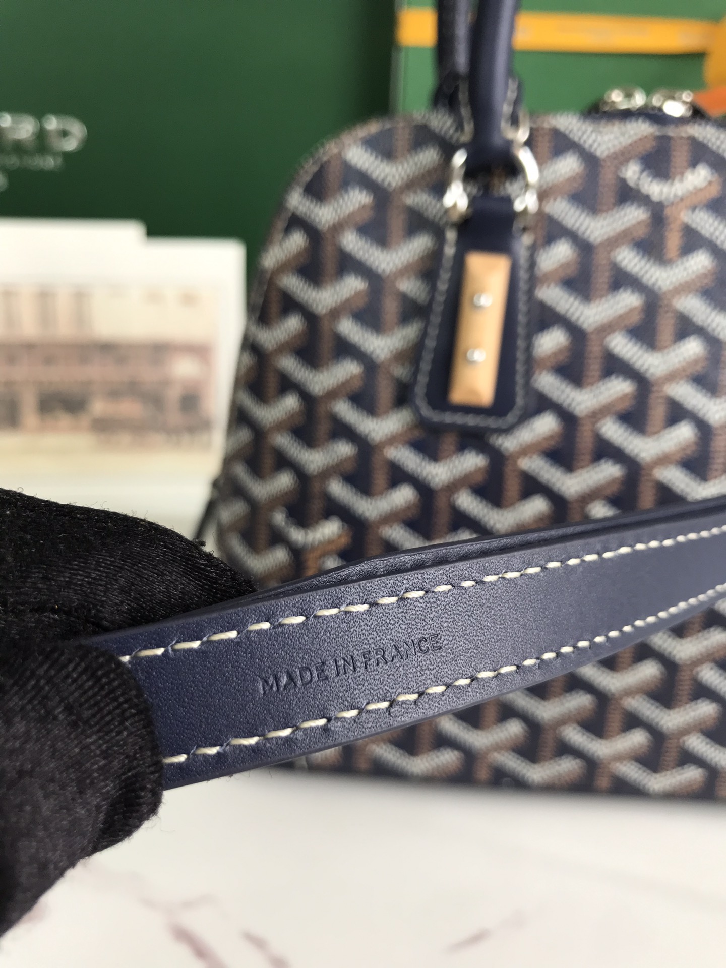 P1560 Bolso Goyard Vendôme Marrón Concha ™️Heredando el estilo y la artesanía únicos de la marca: correa de hombro desmontable, detalles de madera incrustada, esquinas de cuero, cremallera grande, forro amarillo y su distintiva forma de concha para una muestra más moderna y sofisticada de suavidad y ligereza femeninas 🉑️Shoulder carry🉑️Hand carry👇🏻👇🏻Tamaño: longitud inferior 23 cm*altura 18,5 cm*anchura inferior 10 cm