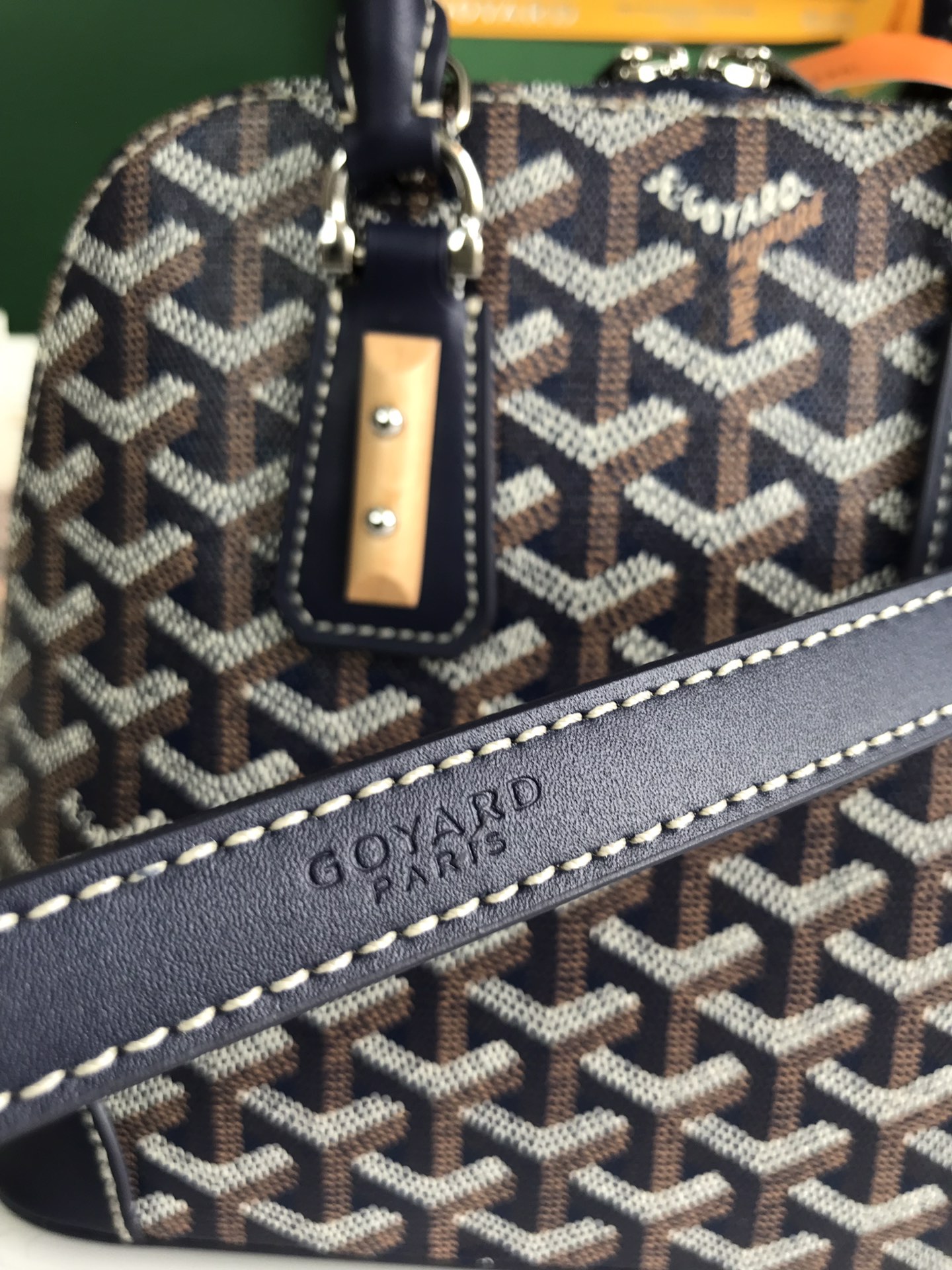 P1560 Goyard Vendôme Brown Shell Bag ™️Inheriting the brand's unique craftsmanship and technology: detachable shoulder strap, embedded wood details, leather corners, large zipper, yellow lining and its unique shell shape is more modern and sophisticated to show women's softness and lightness of gesture 🉑️Shoulder carry 🉑️Hand carry 👇🏻👇🏻Size: bottom length 23cm*height 18.5cm*bottom width 10cm