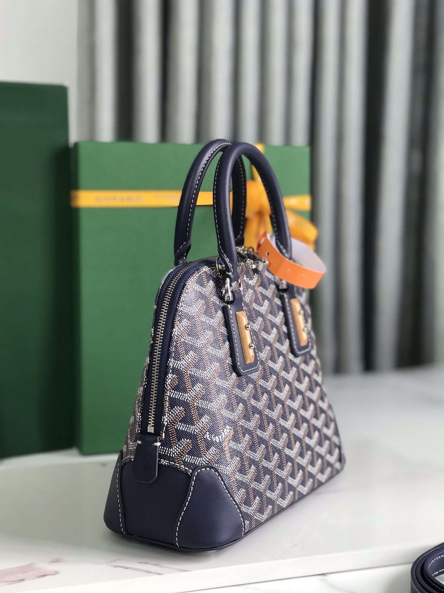 图片[2]-P1560 Goyard Vendôme深蓝色贝壳包™️
传承了品牌独一无二的工艺风格和精湛技术：可拆卸肩带、嵌入式木质细节、皮革包角、大拉链、黄色衬里及其独特的贝壳形状更具现代感和精致度展现女性柔美与轻盈的姿态🉑️肩背🉑️手拎👇🏻👇🏻
尺寸Size：底长23cm*高18.5cm*底宽10cm-高仿包包