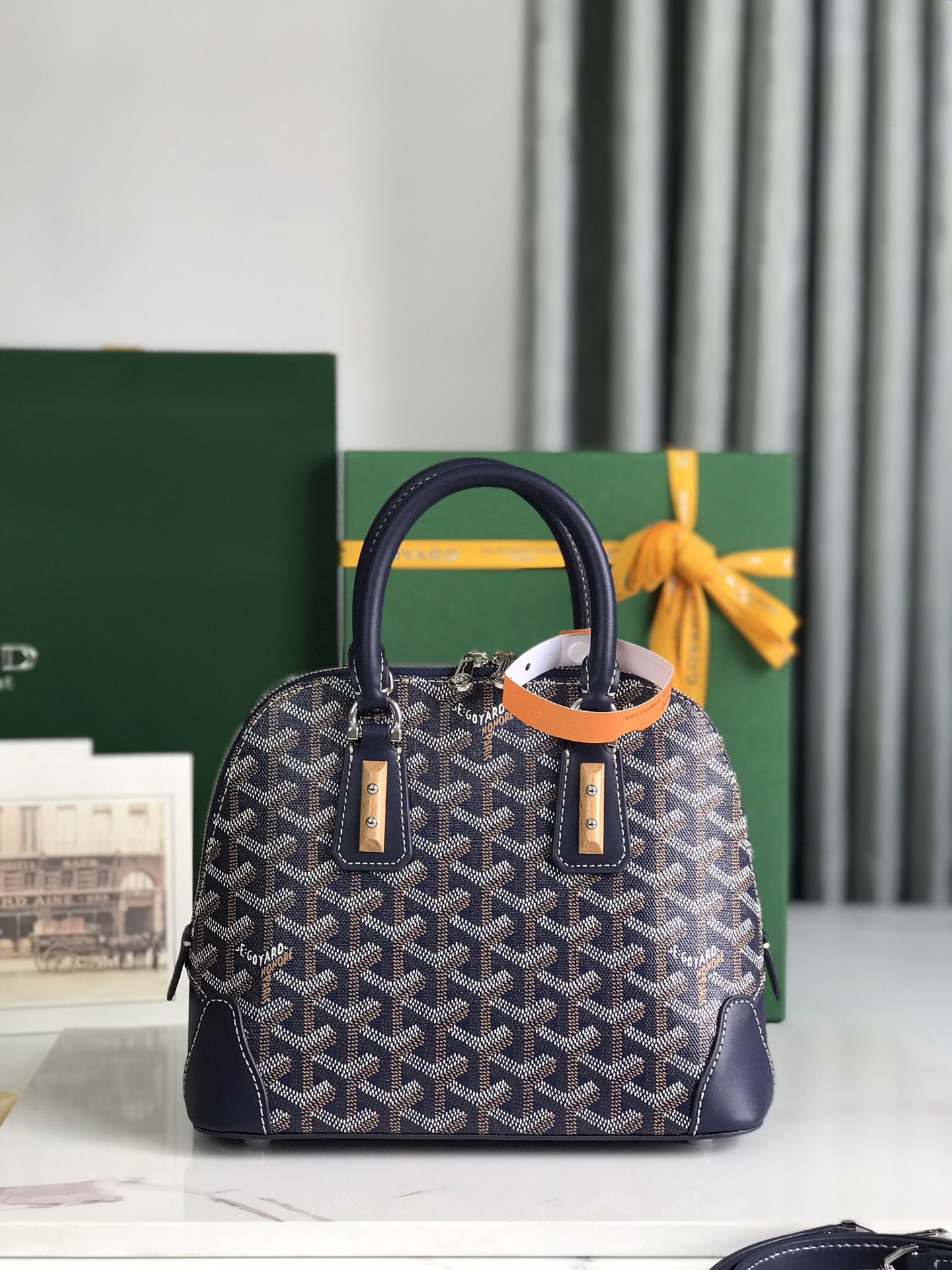 P1560 Bolso Goyard Vendôme Marrón Concha ™️Heredando el estilo y la artesanía únicos de la marca: correa de hombro desmontable, detalles de madera incrustada, esquinas de cuero, cremallera grande, forro amarillo y su distintiva forma de concha para una muestra más moderna y sofisticada de suavidad y ligereza femeninas 🉑️Shoulder carry🉑️Hand carry👇🏻👇🏻Tamaño: longitud inferior 23 cm*altura 18,5 cm*anchura inferior 10 cm