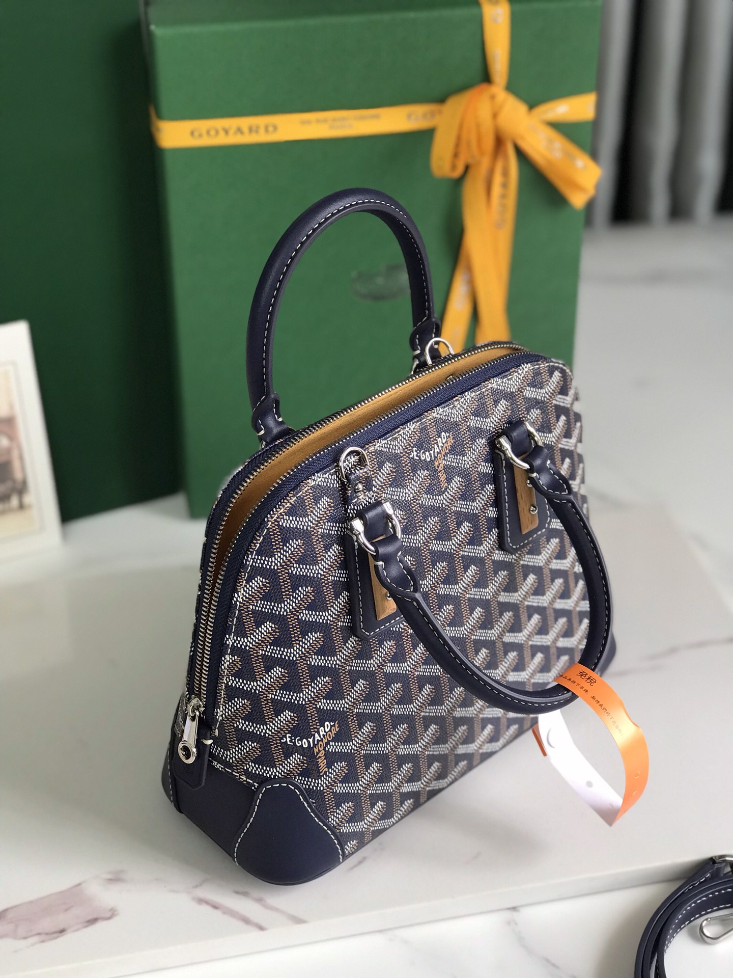 P1560 Bolso Goyard Vendôme Marrón Concha ™️Heredando el estilo y la artesanía únicos de la marca: correa de hombro desmontable, detalles de madera incrustada, esquinas de cuero, cremallera grande, forro amarillo y su distintiva forma de concha para una muestra más moderna y sofisticada de suavidad y ligereza femeninas 🉑️Shoulder carry🉑️Hand carry👇🏻👇🏻Tamaño: longitud inferior 23 cm*altura 18,5 cm*anchura inferior 10 cm