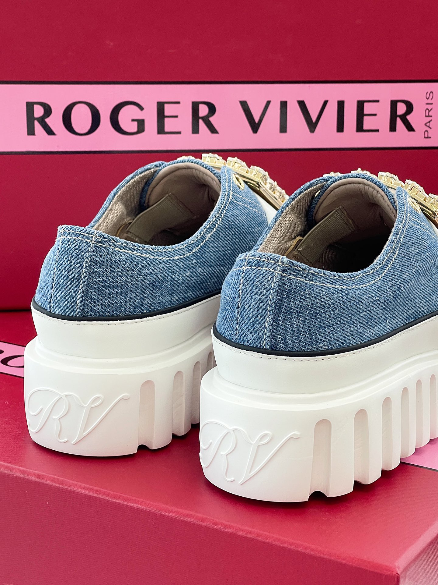 Chaussures RV Buckle Biscuit en toile ! La chaussure RV Biscuit est une chaussure en toile super légère et non fatigante avec un corps très durable qui vous permet de présenter facilement un look vibrant et cool ! Couleurs : noir, blanc, bleuTaille 35-40 (40 sur mesure non retournable) P740