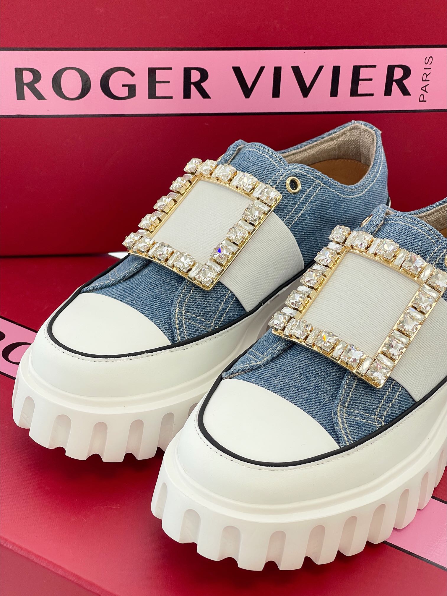 Chaussures RV Buckle Biscuit en toile ! La chaussure RV Biscuit est une chaussure en toile super légère et non fatigante avec un corps très durable qui vous permet de présenter facilement un look vibrant et cool ! Couleurs : noir, blanc, bleuTaille 35-40 (40 sur mesure non retournable) P740