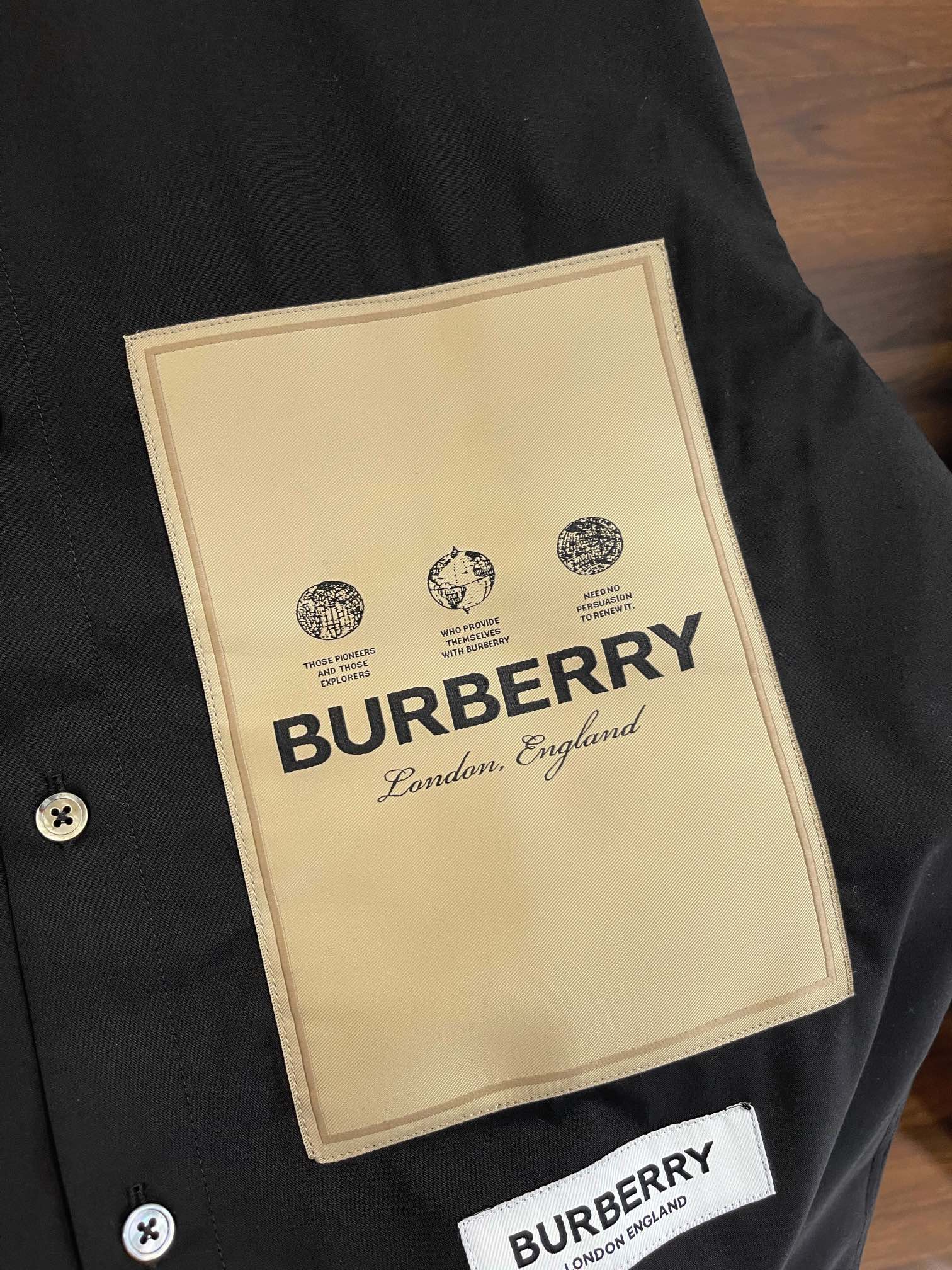 Hot P520New#🟥Burberry Burberry 2023 fall and winter new men's perfect shirt👔! Selected customized classic shirt fabric is extremely skin-friendly and comfortable breathable sweat-absorbing feel delicate texture non-marking craftsmanship all the details of perfect workmanship three-dimensional tailoring shape straight on the body effect is superb! A must-have for men! Color: White Black Yardage: M-3XL-High Faux Factory