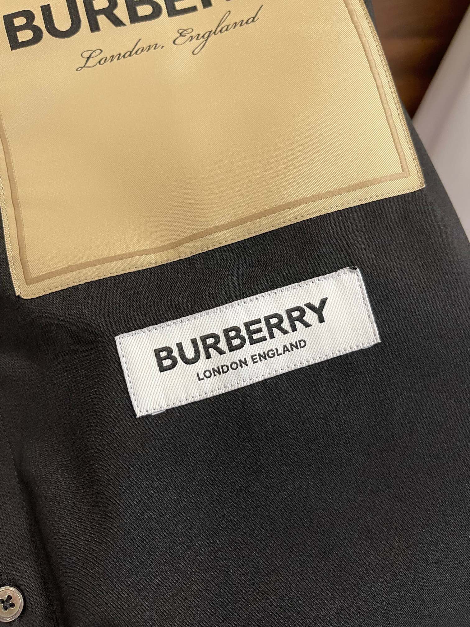 Hot P520New#🟥Burberry Burberry 2023 fall and winter new men's perfect shirt👔! Selected customized classic shirt fabric is extremely skin-friendly and comfortable breathable sweat-absorbing feel delicate texture non-marking craftsmanship all the details of perfect workmanship three-dimensional tailoring shape straight on the body effect is superb! A must-have for men! Color: White Black Yardage: M-3XL-High Faux Factory