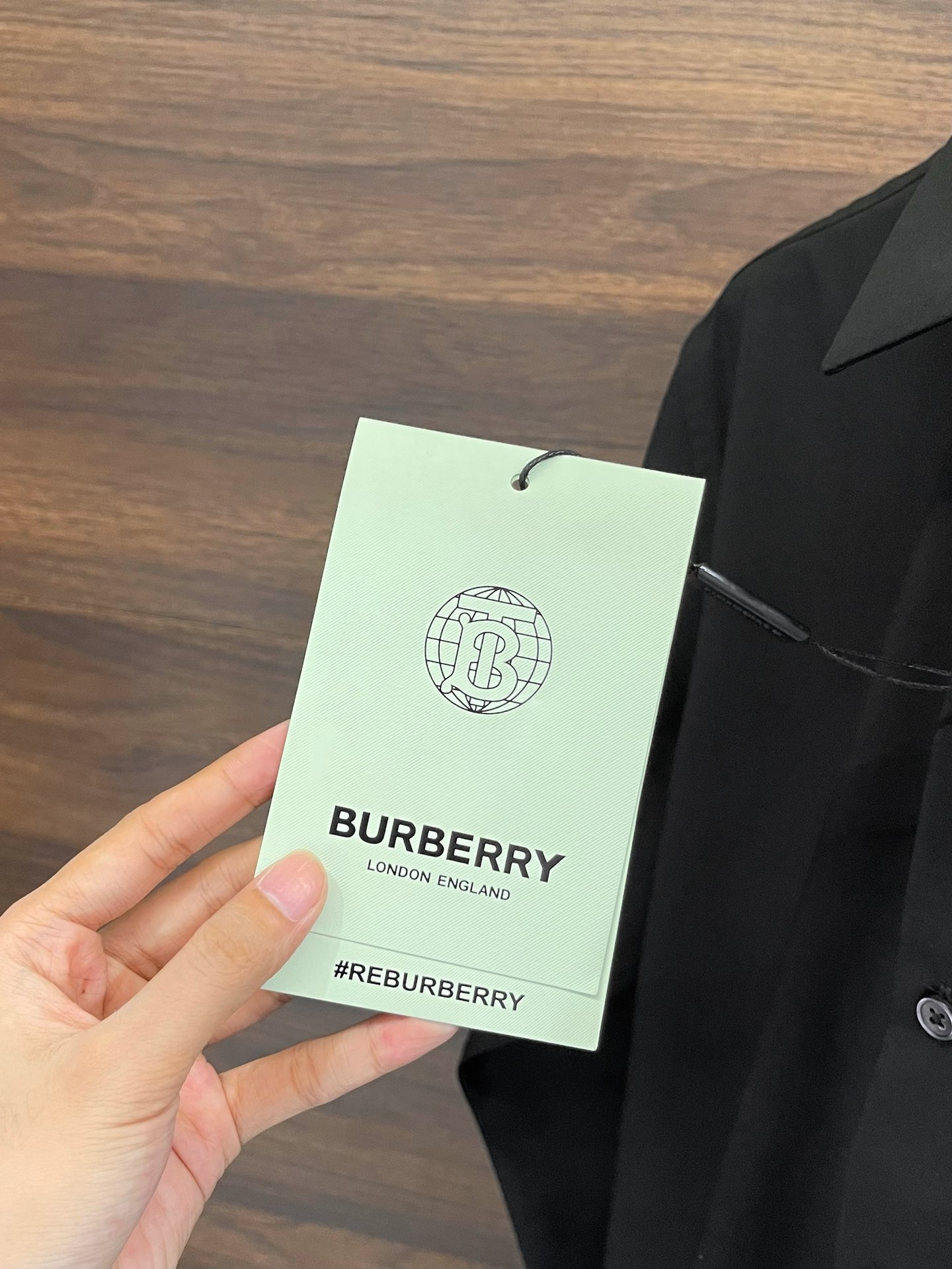 图片[4]-热销P520New#
🟥Burberry巴宝莉 2023秋冬新款男士臻品衬衫👔！选用定制经典衬衫面料极为亲肤舒适透气吸汗手感细腻有质感无痕工艺所有细节做工完美立体裁剪版型挺括上身效果超赞！男士必备单品！
颜色： 白色 黑色
码数： M-3XL-高仿包包