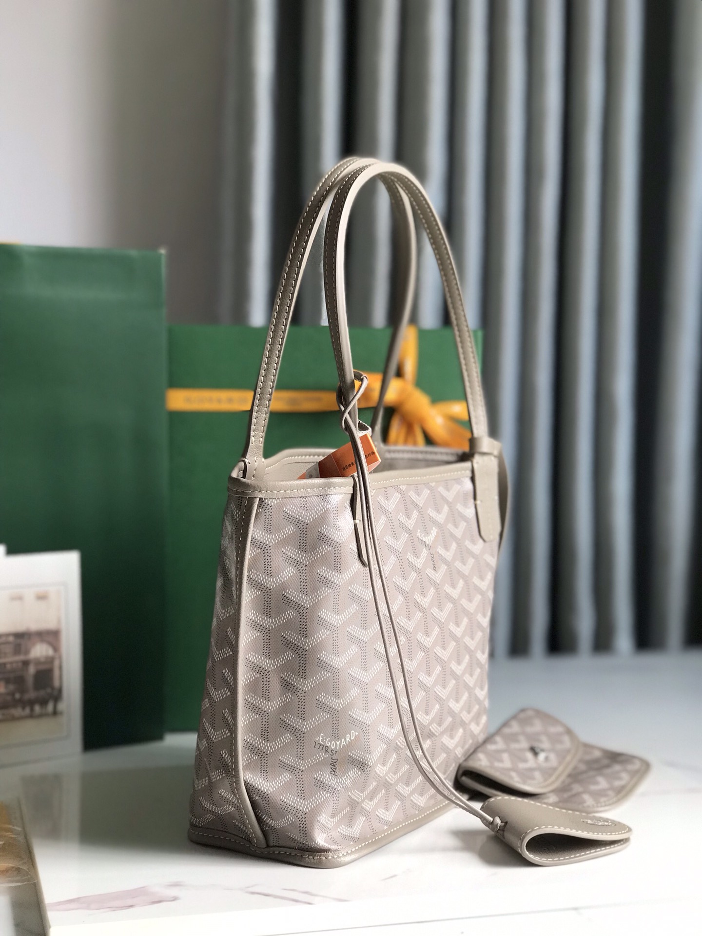 P1100 gris thé au lait Anjou réversible double face Tote mini No. Nouvelle couleur gris thé au lait utilisant contrepartie importée première couche de cuir de veau 🐂➕ personnalisé Goyardine pluie coton lin 😘 Exquis compact et léger compartiment interne absolu juste comme il faut 👌 un sac à double usage distribution porte-monnaie sac de distribution clips d'étanchéité décoratifs Dimensions : ouverture du sac. 28cm, fond 20*haut 20*bas largeur 10cm 🔎020660 lait thé gris-haut imitation sac