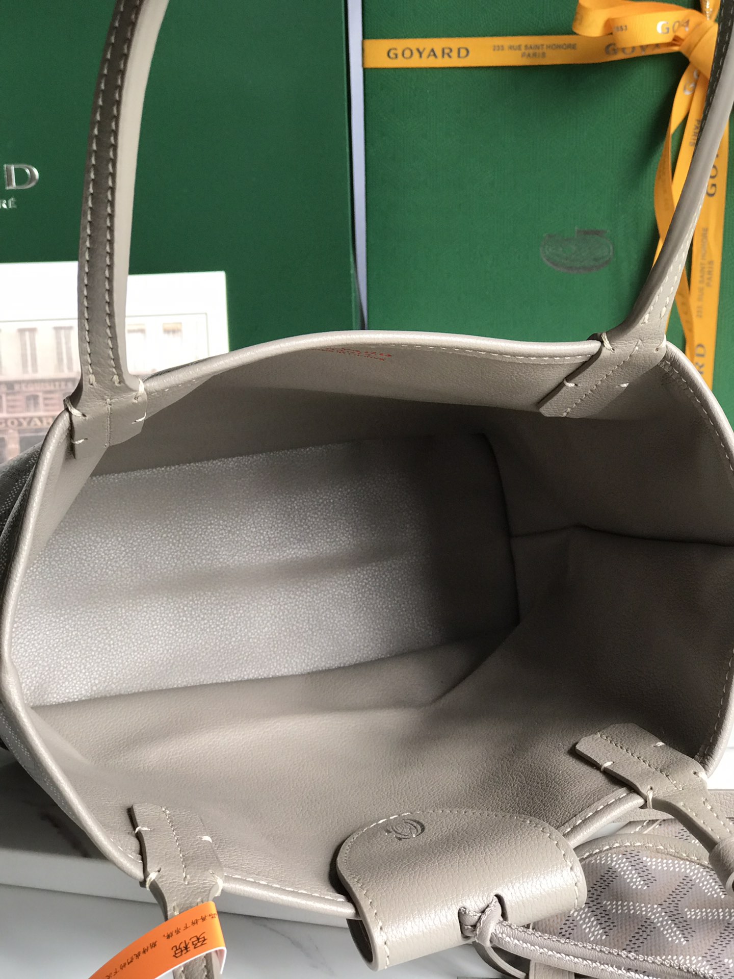 P1100 gris thé au lait Anjou réversible double face Tote mini No. Nouvelle couleur gris thé au lait utilisant contrepartie importée première couche de cuir de veau 🐂➕ personnalisé Goyardine pluie coton lin 😘 Exquis compact et léger compartiment interne absolu juste comme il faut 👌 un sac à double usage distribution porte-monnaie sac de distribution clips d'étanchéité décoratifs Dimensions : ouverture du sac. 28cm, fond 20*haut 20*bas largeur 10cm 🔎020660 lait thé gris-haut imitation sac