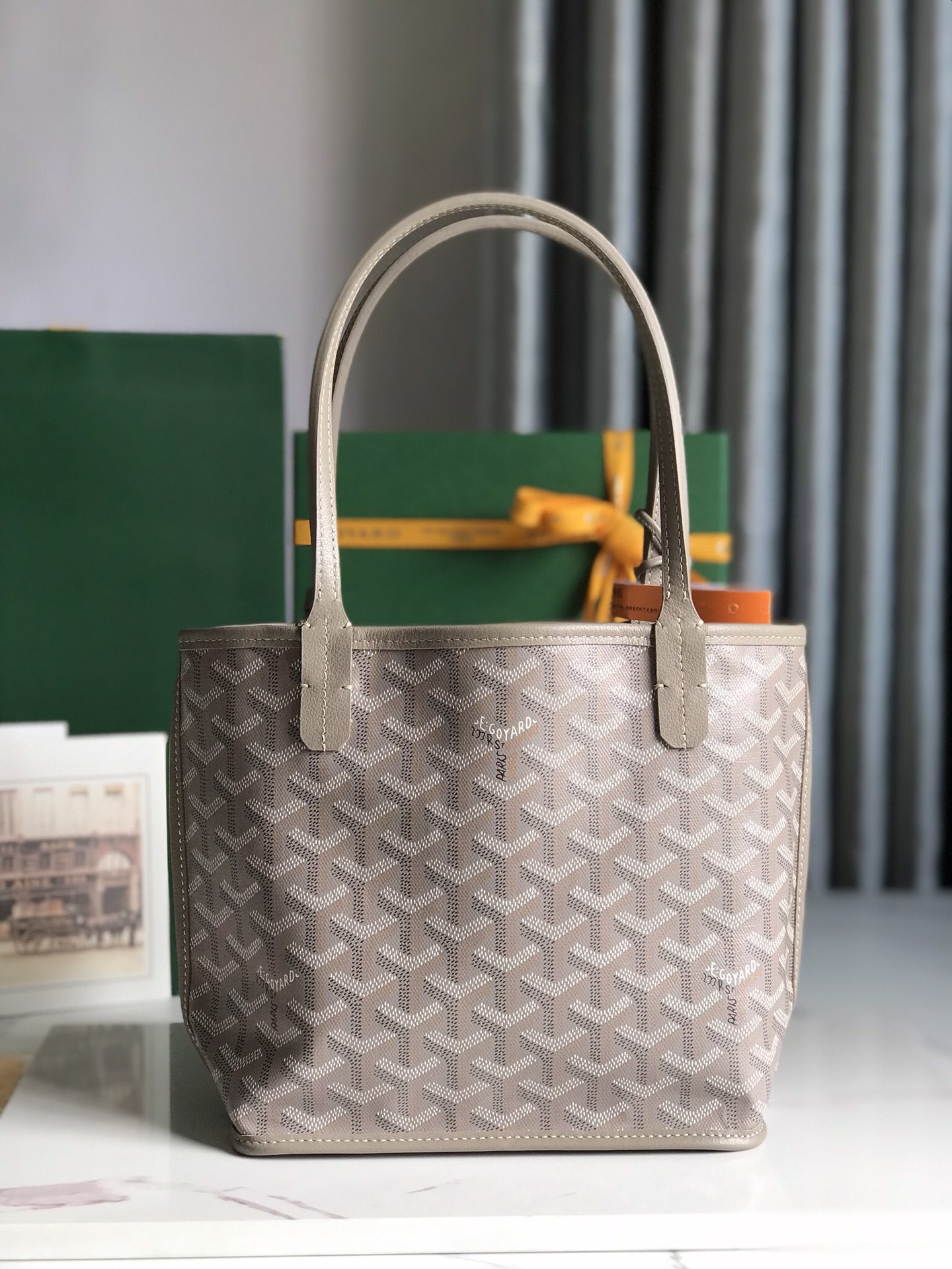 P1100 gris thé au lait Anjou réversible double face Tote mini No. Nouvelle couleur gris thé au lait utilisant contrepartie importée première couche de cuir de veau 🐂➕ personnalisé Goyardine pluie coton lin 😘 Exquis compact et léger compartiment interne absolu juste comme il faut 👌 un sac à double usage distribution porte-monnaie sac de distribution clips d'étanchéité décoratifs Dimensions : ouverture du sac. 28cm, fond 20*haut 20*bas largeur 10cm 🔎020660 lait thé gris-haut imitation sac