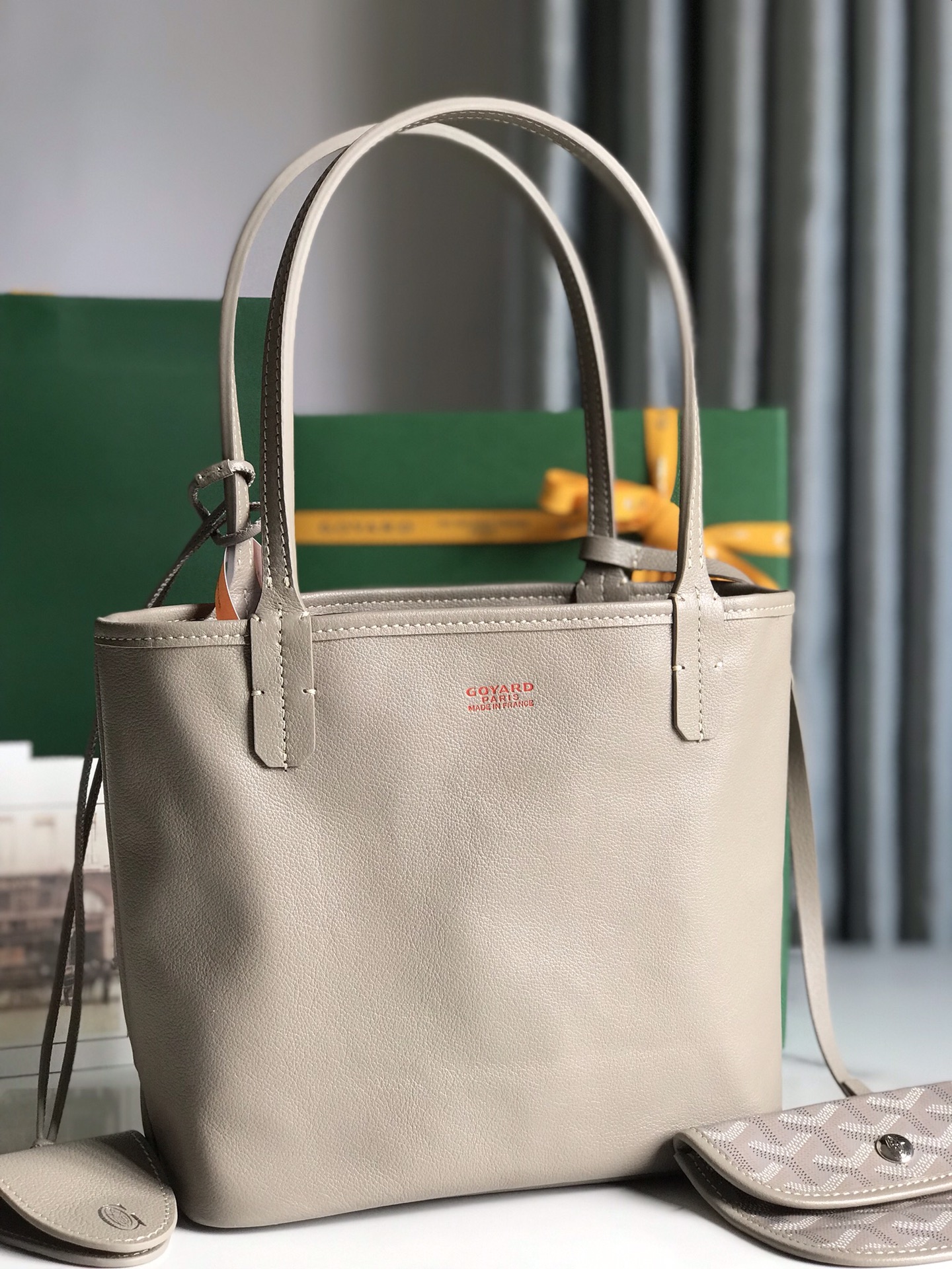 P1100 gris thé au lait Anjou réversible double face Tote mini No. Nouvelle couleur gris thé au lait utilisant contrepartie importée première couche de cuir de veau 🐂➕ personnalisé Goyardine pluie coton lin 😘 Exquis compact et léger compartiment interne absolu juste comme il faut 👌 un sac à double usage distribution porte-monnaie sac de distribution clips d'étanchéité décoratifs Dimensions : ouverture du sac. 28cm, fond 20*haut 20*bas largeur 10cm 🔎020660 lait thé gris-haut imitation sac