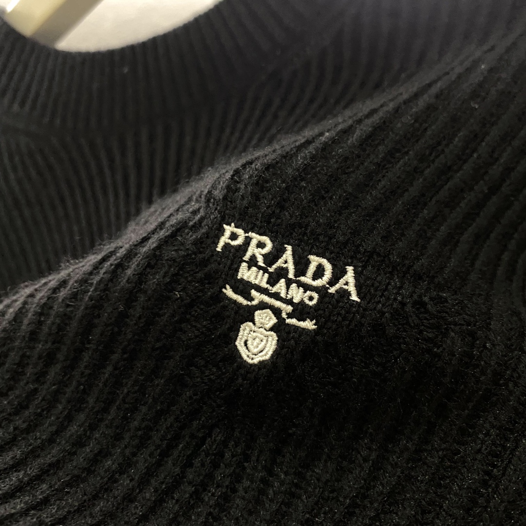 P860 Prada Milano Fashion Logo Simple Splicing Pullover Knit SweaterClásico elenco único modelado glamour, sentido de la moda de la espontaneidad instantánea, destacando el encanto del temperamento de la moda. El material del cuerpo de algodón de alta torsión, suministrado por invitados, se teje con varias agujas de púas gruesas. La textura es plana y apretada para mostrar la textura gruesa, cómoda y suave, sin umbral para un solo uso... El dobladillo inferior está empalmado con un dobladillo inferior de tela de nylon para mostrar la simplicidad de la superficie lisa y de moda y de bajo perfil, y el logotipo bordado de Mioano reemplaza el logotipo de esmalte habitual para crear una atmósfera de moda de lujo alternativa para convertirse en un nuevo concepto de 2023 fuera del capullo. 👫 Hombres y mujeres del mismo color: negro Tamaño: 46 = S 48 = M 50 = L 52 = XL Datos 👇 46 yardas: Busto 120cm - Longitud 65cm - Hombro 53cm - Manga 62cm 48 yardas: Busto 124cm - Longitud 66cm - Hombro 54cm - Manga 63cm 50 yardas: Busto 128cm - Longitud 67cm - Hombro 55cm - Manga 64cm 52 yardas: Busto 128cm - Longitud 67cm - Hombro 55cm - Manga 64cm 52 yardas: Busto 128cm - Longitud 67cm - Hombro 55cm - Manga 64cm 54 yardas. 55cm - longitud de la manga 64cm52 yardas:busto 132cm - longitud 68cm - anchura del hombro 56cm - longitud de la manga 65cm 004500