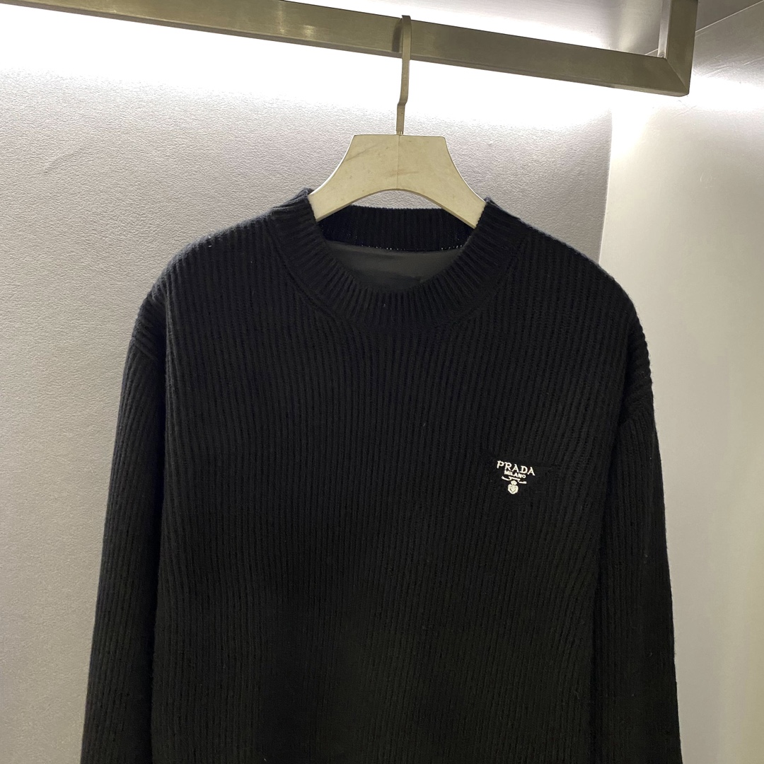 P860 Prada Milano Fashion Logo Simple Splicing Pullover Knit SweaterClásico elenco único modelado glamour, sentido de la moda de la espontaneidad instantánea, destacando el encanto del temperamento de la moda. El material del cuerpo de algodón de alta torsión, suministrado por invitados, se teje con varias agujas de púas gruesas. La textura es plana y apretada para mostrar la textura gruesa, cómoda y suave, sin umbral para un solo uso... El dobladillo inferior está empalmado con un dobladillo inferior de tela de nylon para mostrar la simplicidad de la superficie lisa y de moda y de bajo perfil, y el logotipo bordado de Mioano reemplaza el logotipo de esmalte habitual para crear una atmósfera de moda de lujo alternativa para convertirse en un nuevo concepto de 2023 fuera del capullo. 👫 Hombres y mujeres del mismo color: negro Tamaño: 46 = S 48 = M 50 = L 52 = XL Datos 👇 46 yardas: Busto 120cm - Longitud 65cm - Hombro 53cm - Manga 62cm 48 yardas: Busto 124cm - Longitud 66cm - Hombro 54cm - Manga 63cm 50 yardas: Busto 128cm - Longitud 67cm - Hombro 55cm - Manga 64cm 52 yardas: Busto 128cm - Longitud 67cm - Hombro 55cm - Manga 64cm 52 yardas: Busto 128cm - Longitud 67cm - Hombro 55cm - Manga 64cm 54 yardas. 55cm - longitud de la manga 64cm52 yardas:busto 132cm - longitud 68cm - anchura del hombro 56cm - longitud de la manga 65cm 004500