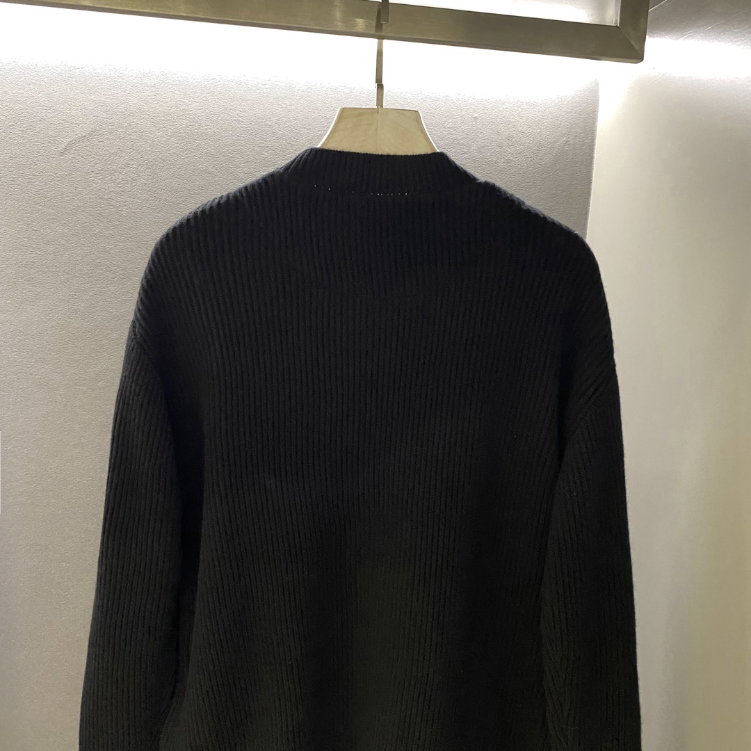 P860 Prada Milano Fashion Logo Simple Splicing Pullover Knit SweaterClásico elenco único modelado glamour, sentido de la moda de la espontaneidad instantánea, destacando el encanto del temperamento de la moda. El material del cuerpo de algodón de alta torsión, suministrado por invitados, se teje con varias agujas de púas gruesas. La textura es plana y apretada para mostrar la textura gruesa, cómoda y suave, sin umbral para un solo uso... El dobladillo inferior está empalmado con un dobladillo inferior de tela de nylon para mostrar la simplicidad de la superficie lisa y de moda y de bajo perfil, y el logotipo bordado de Mioano reemplaza el logotipo de esmalte habitual para crear una atmósfera de moda de lujo alternativa para convertirse en un nuevo concepto de 2023 fuera del capullo. 👫 Hombres y mujeres del mismo color: negro Tamaño: 46 = S 48 = M 50 = L 52 = XL Datos 👇 46 yardas: Busto 120cm - Longitud 65cm - Hombro 53cm - Manga 62cm 48 yardas: Busto 124cm - Longitud 66cm - Hombro 54cm - Manga 63cm 50 yardas: Busto 128cm - Longitud 67cm - Hombro 55cm - Manga 64cm 52 yardas: Busto 128cm - Longitud 67cm - Hombro 55cm - Manga 64cm 52 yardas: Busto 128cm - Longitud 67cm - Hombro 55cm - Manga 64cm 54 yardas. 55cm - longitud de la manga 64cm52 yardas:busto 132cm - longitud 68cm - anchura del hombro 56cm - longitud de la manga 65cm 004500