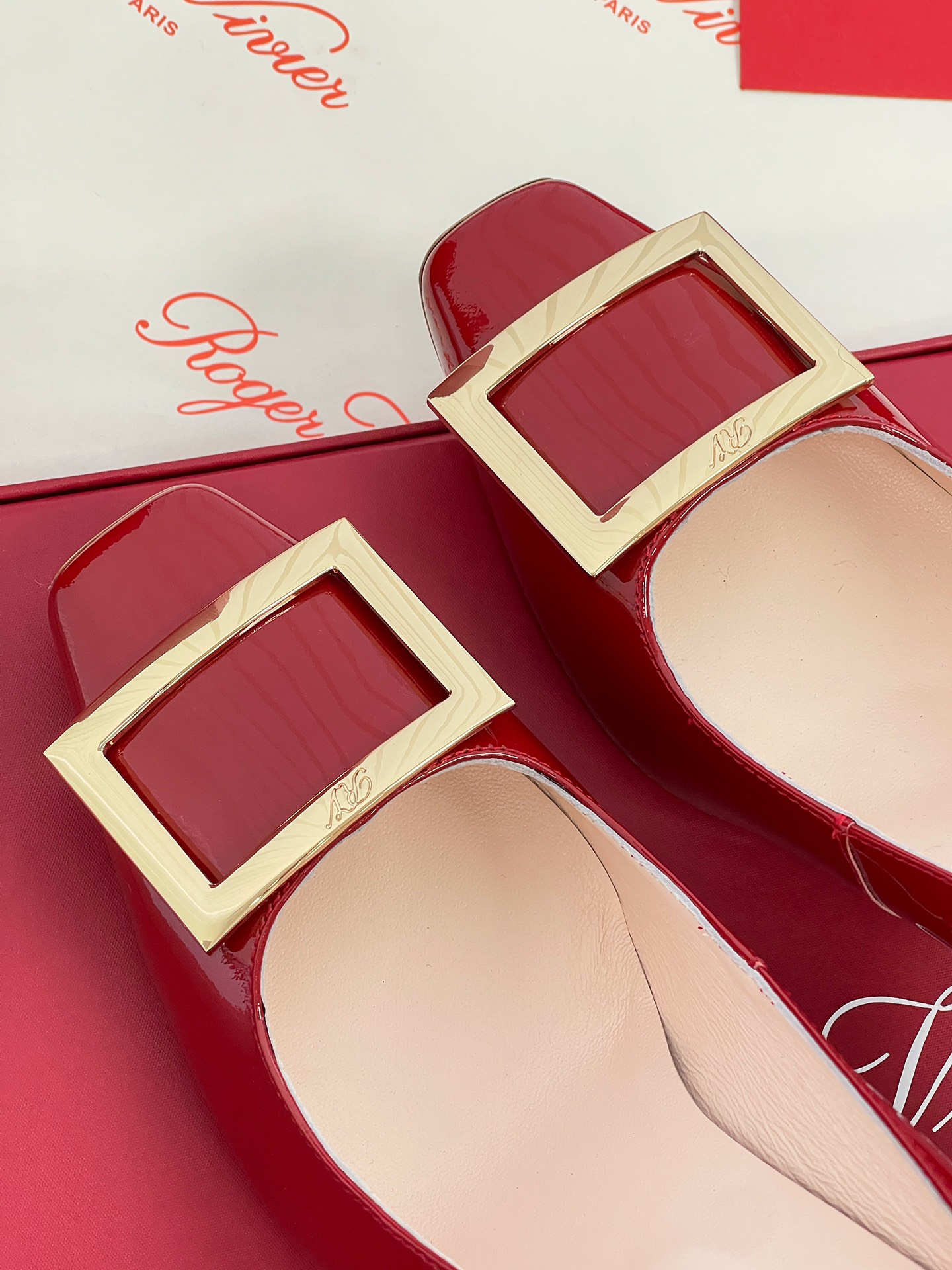 RV square buckle shallow thick high heels ! Refuse to flood the market version only to do comparable to the genuine high-quality details of a pair of shoes In addition to the appearance of the production of exquisite at the same time more important is the shoe type Only after countless debugging and comparison of the last in order to produce a perfect and with the soul of the shoes can not be distinguished by the quality of the magnifying glass you can afford to pick the quality of the heel height: 7.5CM Yardage: 35-39 (34, 40 customized non-returnable) P760