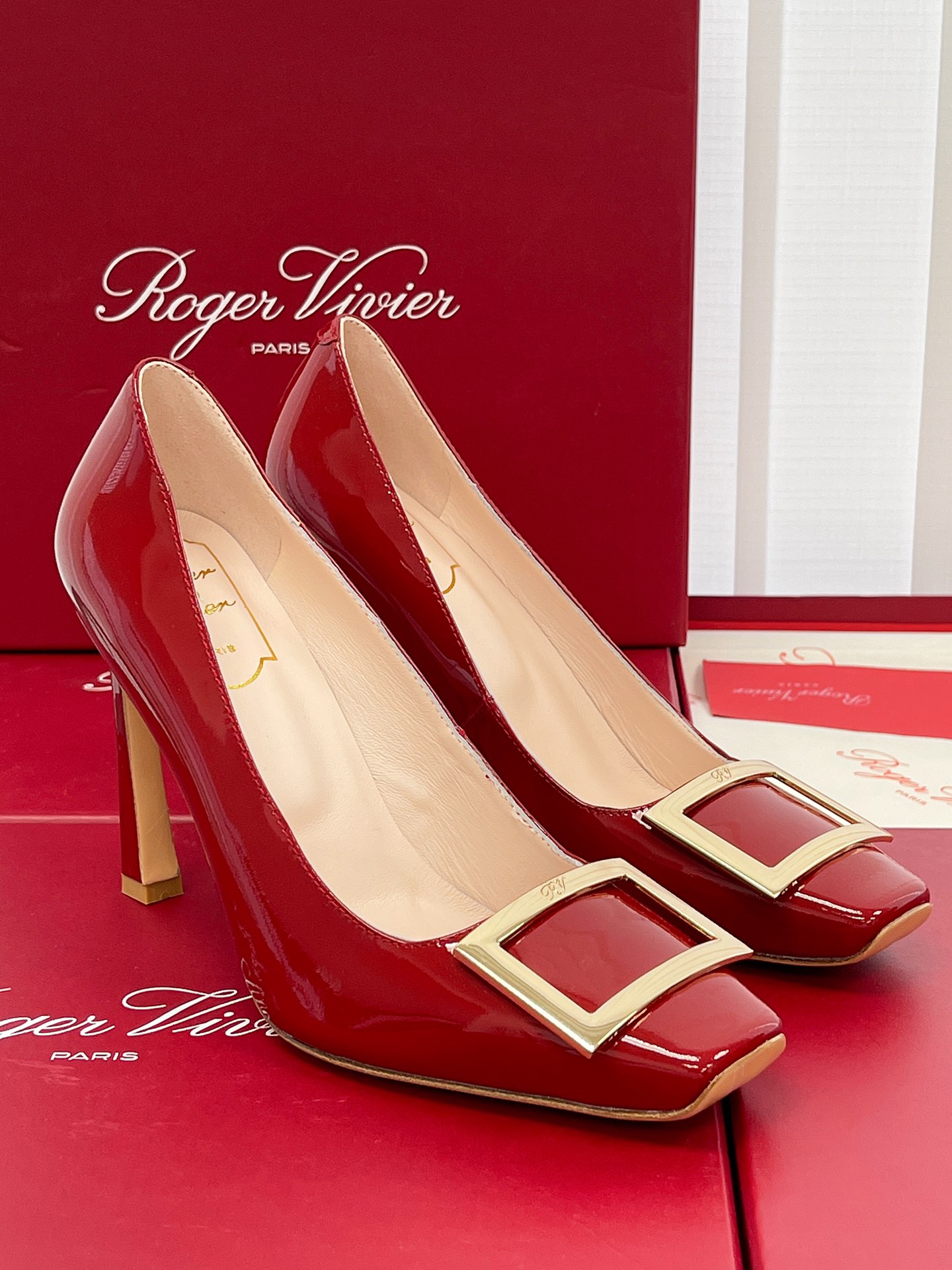 RV square buckle shallow thick high heels ! Refuse to flood the market version only to do comparable to the genuine high-quality details of a pair of shoes In addition to the appearance of the production of exquisite at the same time more important is the shoe type Only after countless debugging and comparison of the last in order to produce a perfect and with the soul of the shoes can not be distinguished by the quality of the magnifying glass you can afford to pick the quality of the heel height: 7.5CM Yardage: 35-39 (34, 40 customized non-returnable) P760