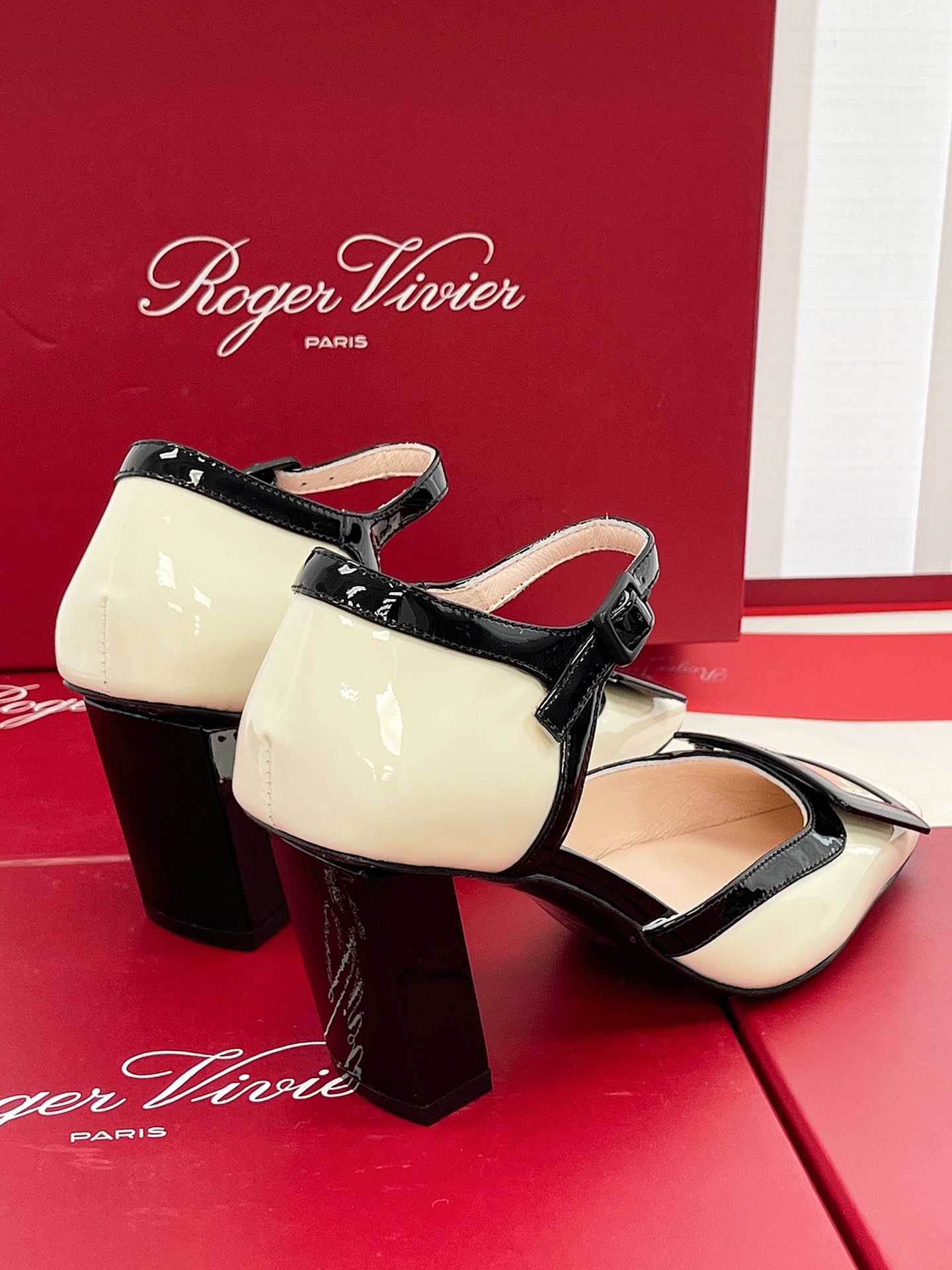 RV Square Buckle Retro Hollow One Strap Chunky Heel Sandals ! Fivela de tornozelo vintage francesa Como combinar são lindos para a existência da explosão da fivela quadrada geométrica e as linhas brilhantes do corpo do sapato delineia uma coesão de aura moderna puro charme francês!Altura do salto: 7.5CMTamanho: 35-39 (34, 40 à medida, não devolvível)P760