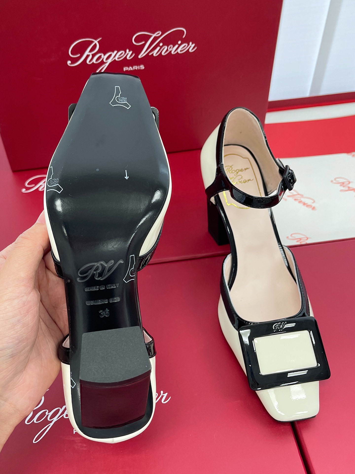 RV Square Buckle Retro Hollow One Strap Chunky Heel Sandals ! Fivela de tornozelo vintage francesa Como combinar são lindos para a existência da explosão da fivela quadrada geométrica e as linhas brilhantes do corpo do sapato delineia uma coesão de aura moderna puro charme francês!Altura do salto: 7.5CMTamanho: 35-39 (34, 40 à medida, não devolvível)P760