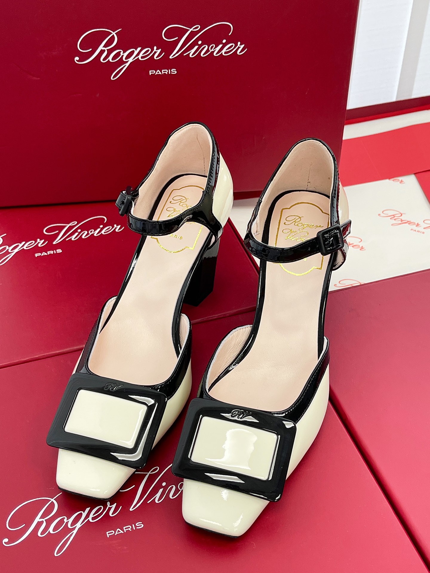 RV Square Buckle Retro Hollow One Strap Chunky Heel Sandals ! Fivela de tornozelo vintage francesa Como combinar são lindos para a existência da explosão da fivela quadrada geométrica e as linhas brilhantes do corpo do sapato delineia uma coesão de aura moderna puro charme francês!Altura do salto: 7.5CMTamanho: 35-39 (34, 40 à medida, não devolvível)P760