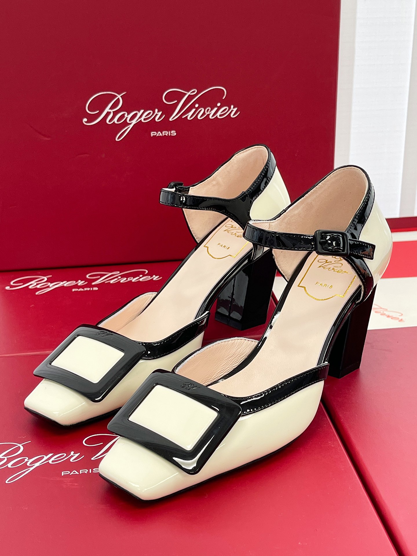 RV Square Buckle Retro Hollow One Strap Chunky Heel Sandals ! Fivela de tornozelo vintage francesa Como combinar são lindos para a existência da explosão da fivela quadrada geométrica e as linhas brilhantes do corpo do sapato delineia uma coesão de aura moderna puro charme francês!Altura do salto: 7.5CMTamanho: 35-39 (34, 40 à medida, não devolvível)P760