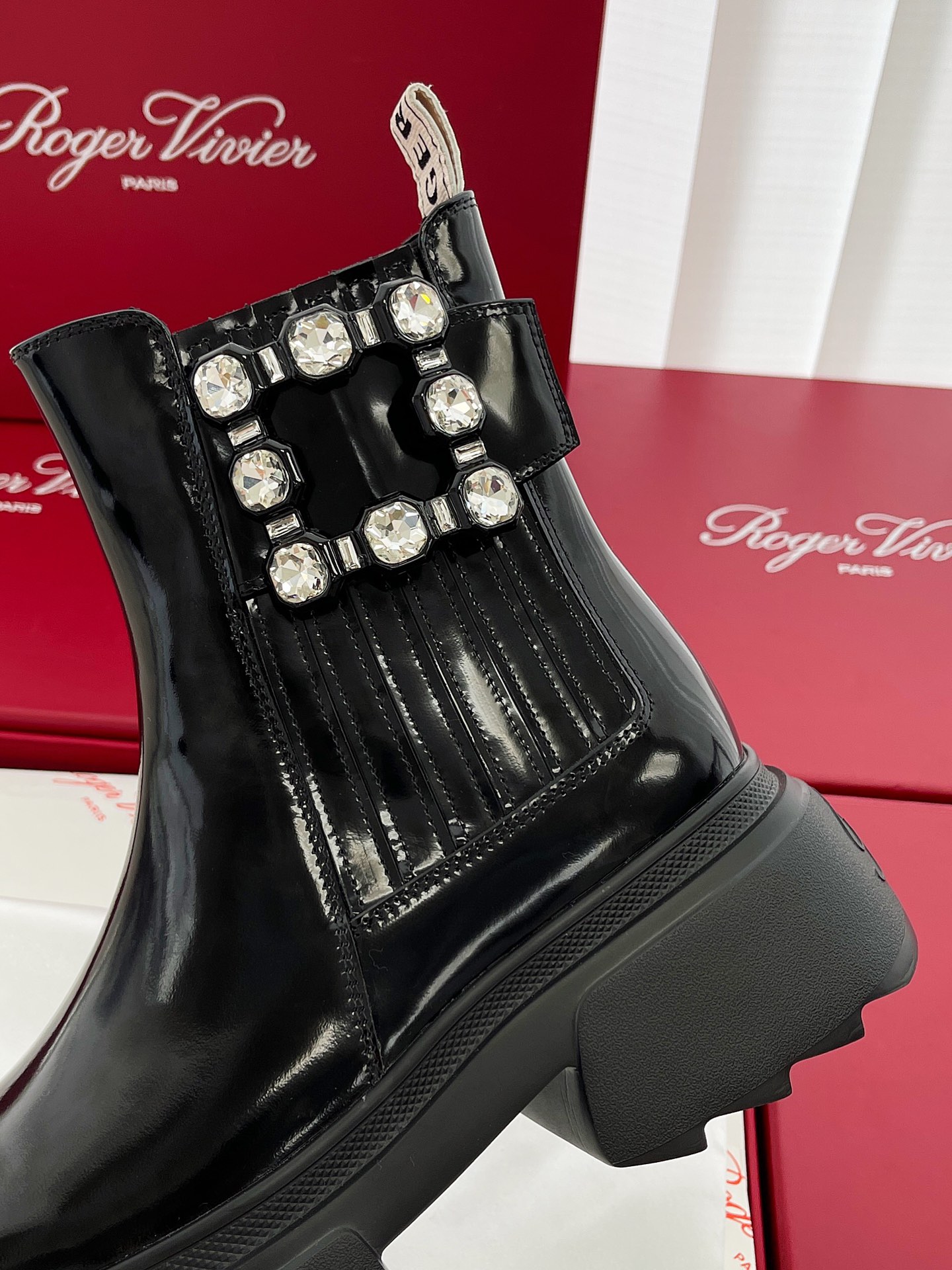 Botas com fivela RV! Pernas mais compridas, sentido de moda completo feito de couro envernizado brilhante lado decorado com fivela de diamante Sola grossa de borracha antiderrapante Suave e confortável fácil de criar um estilo extravagante e bonito sem perder o charme de Vivian! Medidas: 35-39.40 por encomenda não reembolsável não substituível altura do tubo: 14CM altura do salto: 5CMP920-Bolsas Falsas Altas