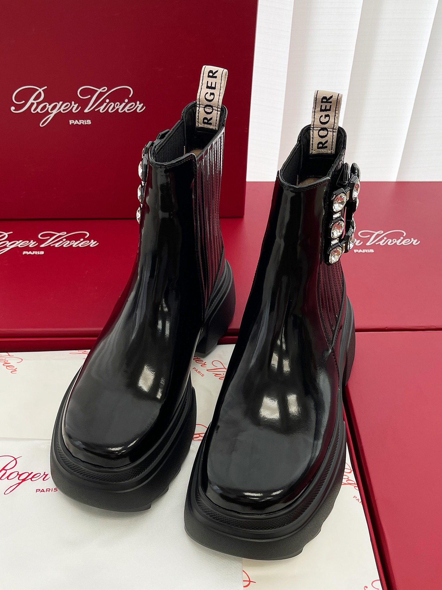 Botas com fivela RV! Pernas mais compridas, sentido de moda completo feito de couro envernizado brilhante lado decorado com fivela de diamante Sola grossa de borracha antiderrapante Suave e confortável fácil de criar um estilo extravagante e bonito sem perder o charme de Vivian! Medidas: 35-39.40 por encomenda não reembolsável não substituível altura do tubo: 14CM altura do salto: 5CMP920-Bolsas Falsas Altas