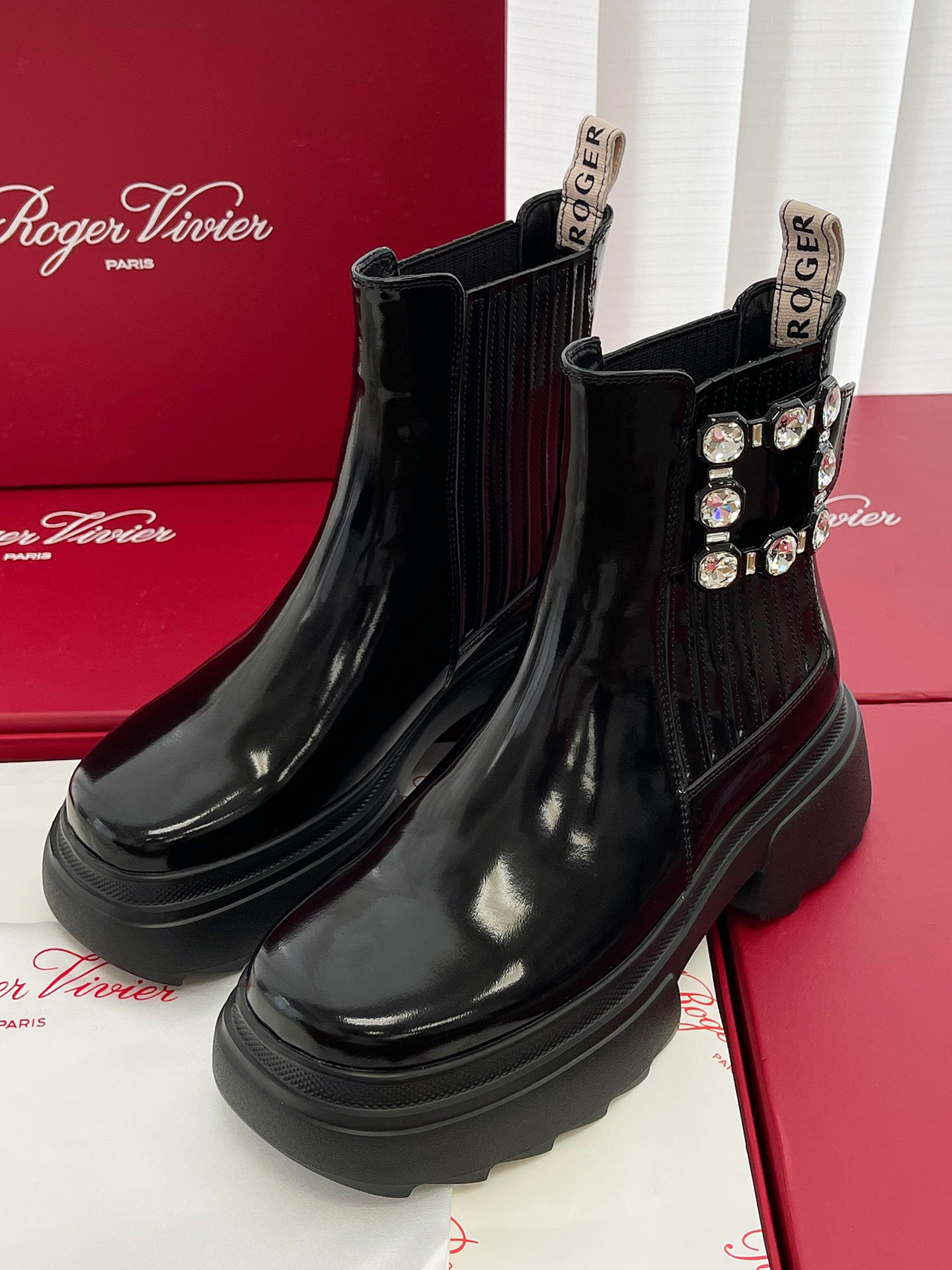 Botas com fivela RV! Pernas mais compridas, sentido de moda completo feito de couro envernizado brilhante lado decorado com fivela de diamante Sola grossa de borracha antiderrapante Suave e confortável fácil de criar um estilo extravagante e bonito sem perder o charme de Vivian! Medidas: 35-39.40 por encomenda não reembolsável não substituível altura do tubo: 14CM altura do salto: 5CMP920-Bolsas Falsas Altas