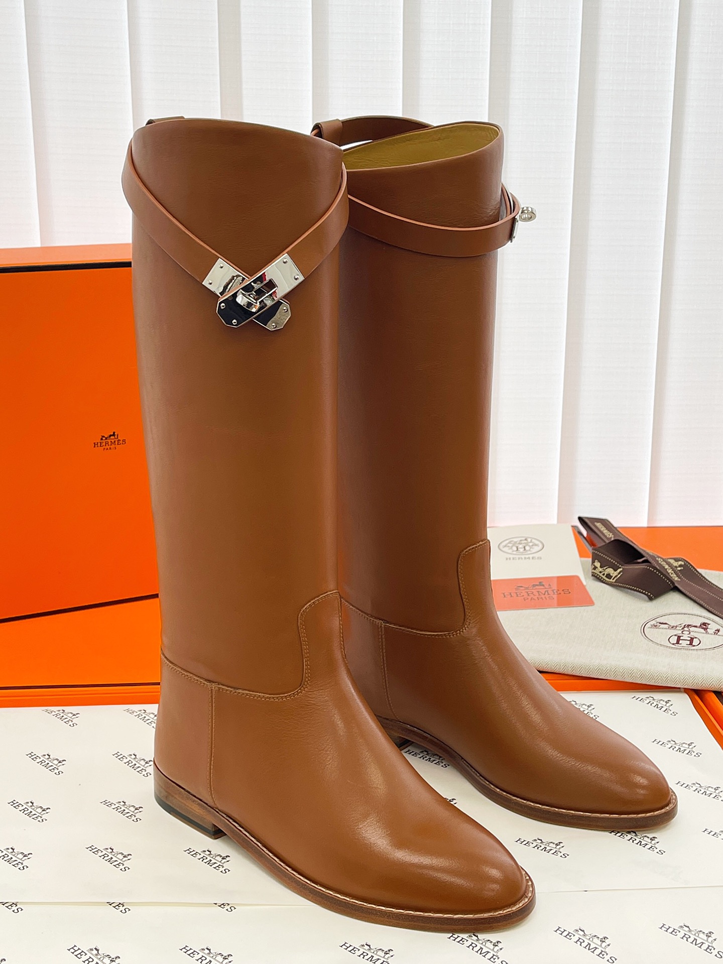 Bottes Hermes kelly ! Nous savons tous que Hermes pour les exigences de cuir sont très strictes ce cuir bottes tout importé personnalisé épaisseur du matériau et la texture du cuir est très bon coût est également environ trois fois le coût des bottes ordinaires matériau de doublure est également importé personnalisé cuir de vache semelle extérieure est importé d'Italie et doit également être épaissi cinq boutons décoratifs or tout en utilisant la qualité de l'acier ne sera pas l'oxydation ne rouillera pas la brillance est très bon ! Hauteur du cylindre 39cm Hauteur du talon 2cm Couleur : noir, marron Longueur : 35-39 (40 sur mesure non retournable) P2100-High-fashion factory