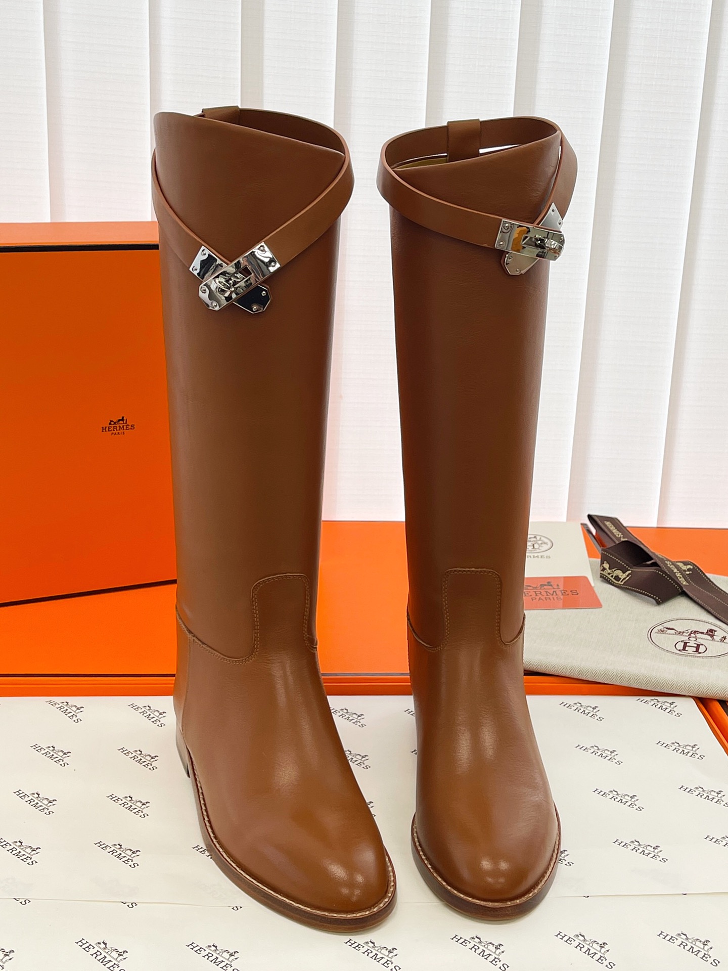 Bottes Hermes kelly ! Nous savons tous que Hermes pour les exigences de cuir sont très strictes ce cuir bottes tout importé personnalisé épaisseur du matériau et la texture du cuir est très bon coût est également environ trois fois le coût des bottes ordinaires matériau de doublure est également importé personnalisé cuir de vache semelle extérieure est importé d'Italie et doit également être épaissi cinq boutons décoratifs or tout en utilisant la qualité de l'acier ne sera pas l'oxydation ne rouillera pas la brillance est très bon ! Hauteur du cylindre 39cm Hauteur du talon 2cm Couleur : noir, marron Longueur : 35-39 (40 sur mesure non retournable) P2100-High-fashion factory