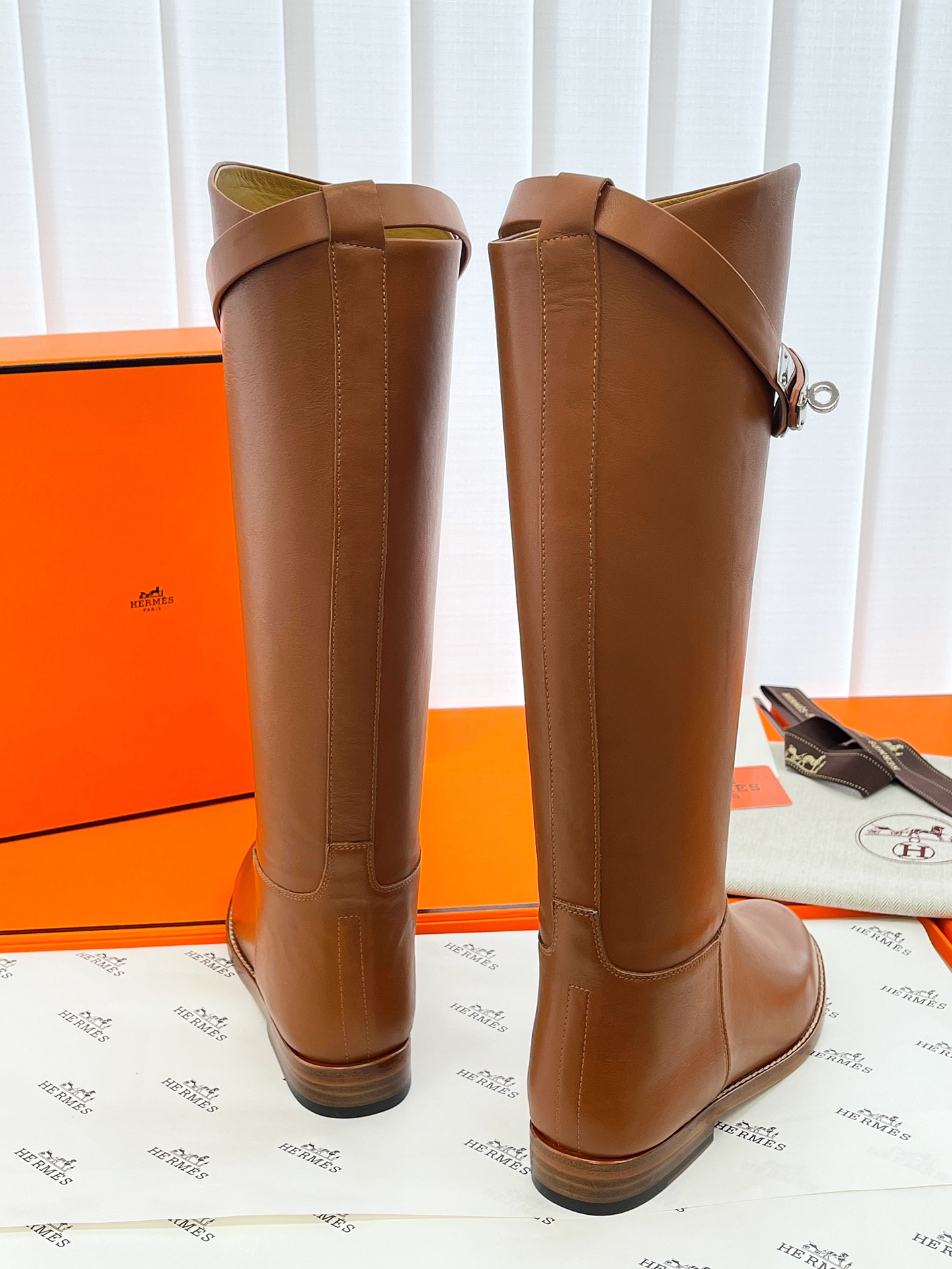 --Today's new 🛒 - Hermeskelly long boots on behalf of the purchase level! We all know that Hermes for the leather requirements are very strict this boots leather all imported custom material thickness and leather texture is very good cost is also about three times the cost of ordinary boots lining material is also imported custom cowhide outsole is imported from Italy and also have to be thickened gold buckles all steel will not oxidize will not rust gloss is very good! Cylinder height 39cm heel height 2cm color: black, brown yards: 35-39 (40 custom non-returnable) P2100-high imitation factory