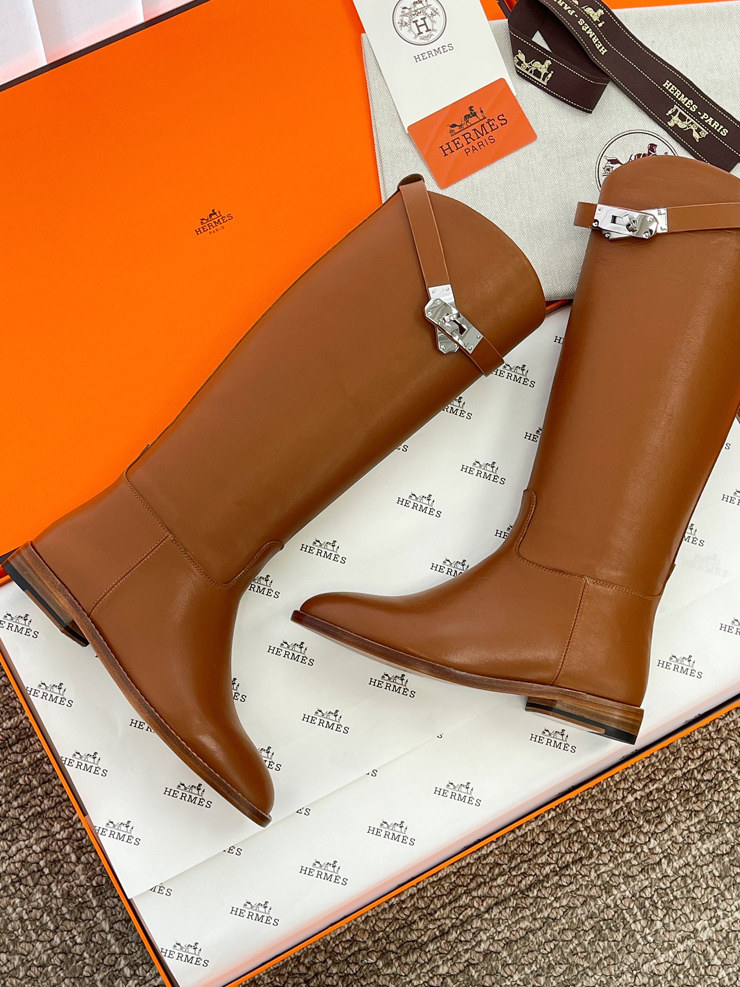 Bottes Hermes kelly ! Nous savons tous que Hermes pour les exigences de cuir sont très strictes ce cuir bottes tout importé personnalisé épaisseur du matériau et la texture du cuir est très bon coût est également environ trois fois le coût des bottes ordinaires matériau de doublure est également importé personnalisé cuir de vache semelle extérieure est importé d'Italie et doit également être épaissi cinq boutons décoratifs or tout en utilisant la qualité de l'acier ne sera pas l'oxydation ne rouillera pas la brillance est très bon ! Hauteur du cylindre 39cm Hauteur du talon 2cm Couleur : noir, marron Longueur : 35-39 (40 sur mesure non retournable) P2100-High-fashion factory