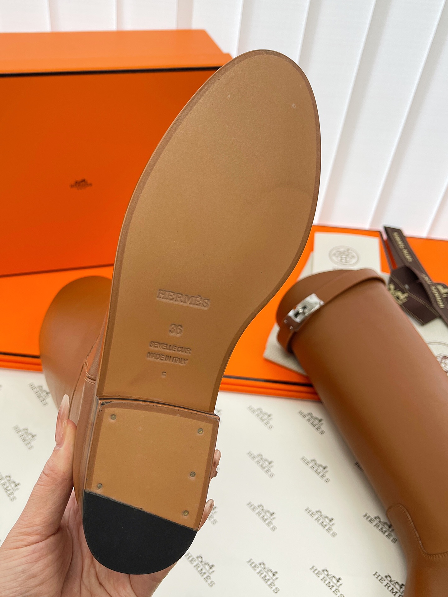 Bottes Hermes kelly ! Nous savons tous que Hermes pour les exigences de cuir sont très strictes ce cuir bottes tout importé personnalisé épaisseur du matériau et la texture du cuir est très bon coût est également environ trois fois le coût des bottes ordinaires matériau de doublure est également importé personnalisé cuir de vache semelle extérieure est importé d'Italie et doit également être épaissi cinq boutons décoratifs or tout en utilisant la qualité de l'acier ne sera pas l'oxydation ne rouillera pas la brillance est très bon ! Hauteur du cylindre 39cm Hauteur du talon 2cm Couleur : noir, marron Longueur : 35-39 (40 sur mesure non retournable) P2100-High-fashion factory