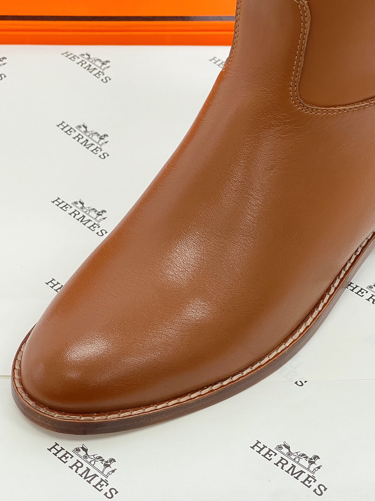 Bottes Hermes kelly ! Nous savons tous que Hermes pour les exigences de cuir sont très strictes ce cuir bottes tout importé personnalisé épaisseur du matériau et la texture du cuir est très bon coût est également environ trois fois le coût des bottes ordinaires matériau de doublure est également importé personnalisé cuir de vache semelle extérieure est importé d'Italie et doit également être épaissi cinq boutons décoratifs or tout en utilisant la qualité de l'acier ne sera pas l'oxydation ne rouillera pas la brillance est très bon ! Hauteur du cylindre 39cm Hauteur du talon 2cm Couleur : noir, marron Longueur : 35-39 (40 sur mesure non retournable) P2100-High-fashion factory